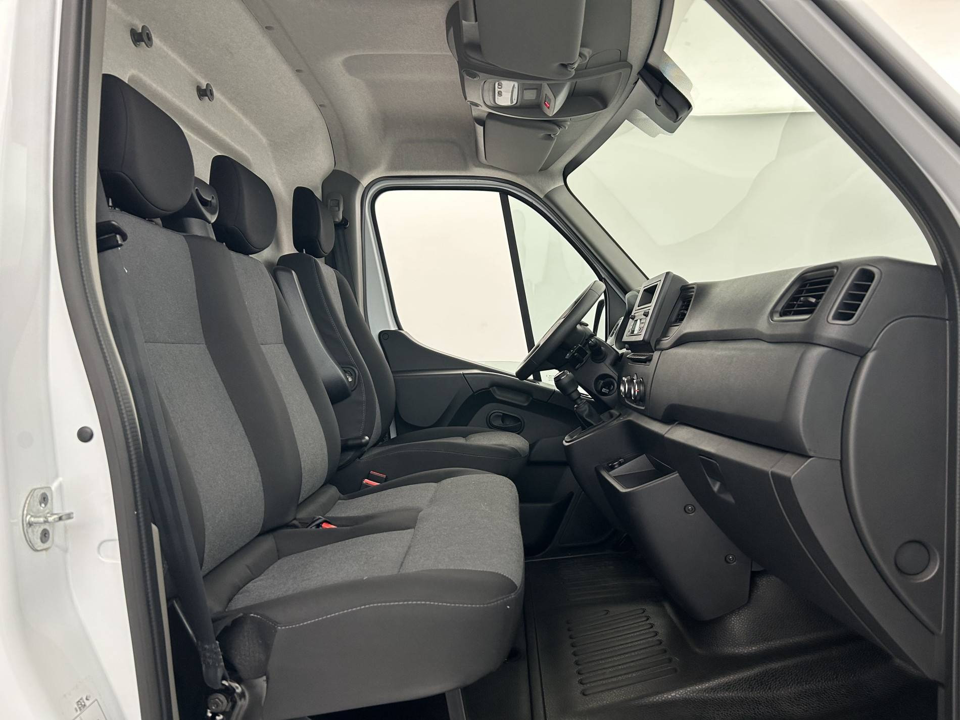 Vente en ligne Renault Master Fourgon MASTER FGN TRAC F3500 L3H3 BLUE DCI 135 au prix de 26 490 €