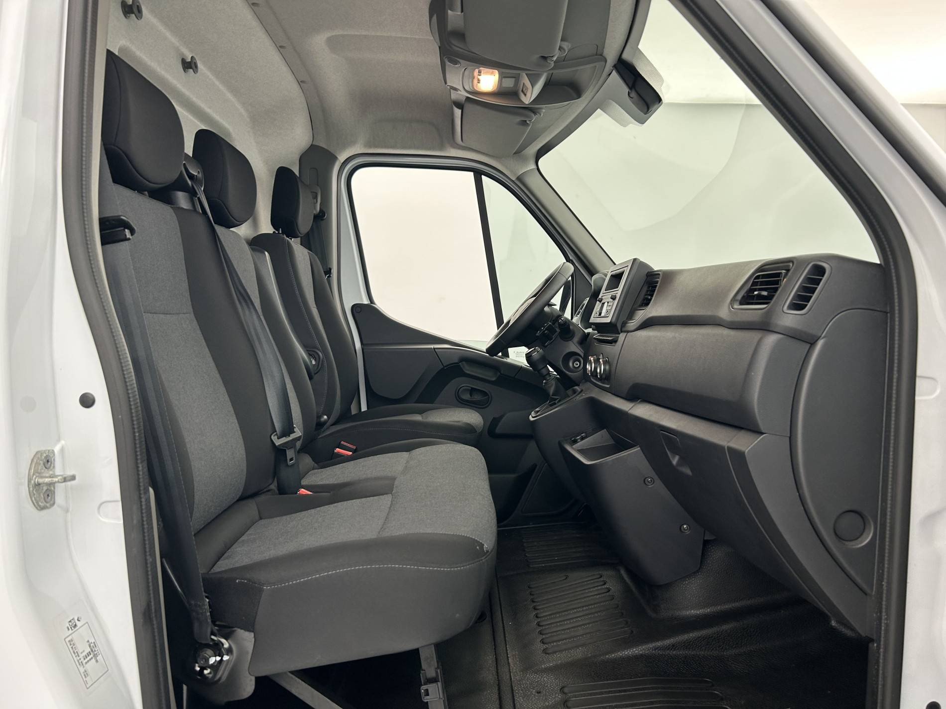 Vente en ligne Renault Master Fourgon MASTER FGN TRAC F3500 L2H2 BLUE DCI 135 au prix de 26 990 €