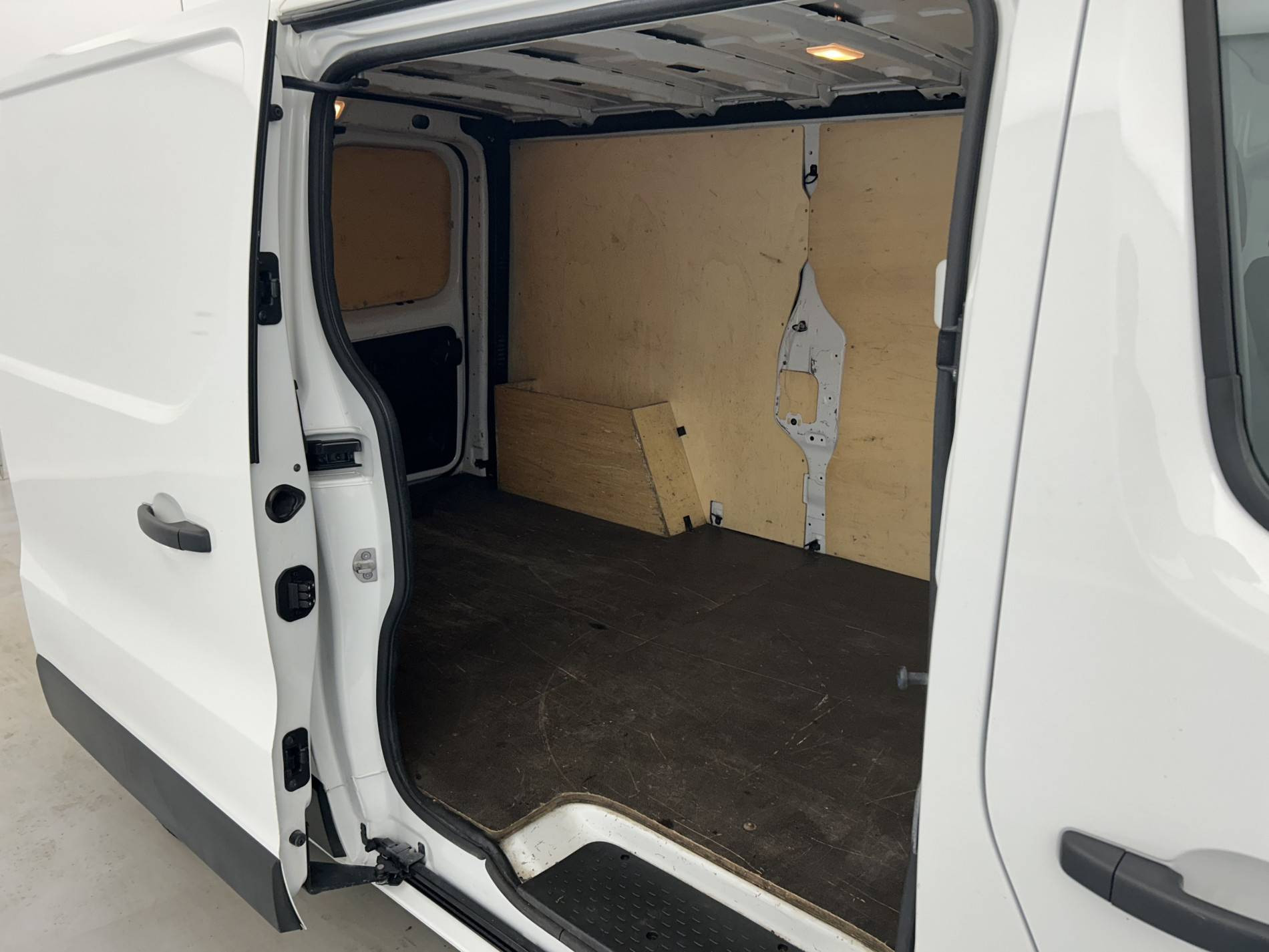 Vente en ligne Renault Trafic 3 Fourgon TRAFIC FGN L2H1 1300 KG DCI 120 au prix de 18 490 €