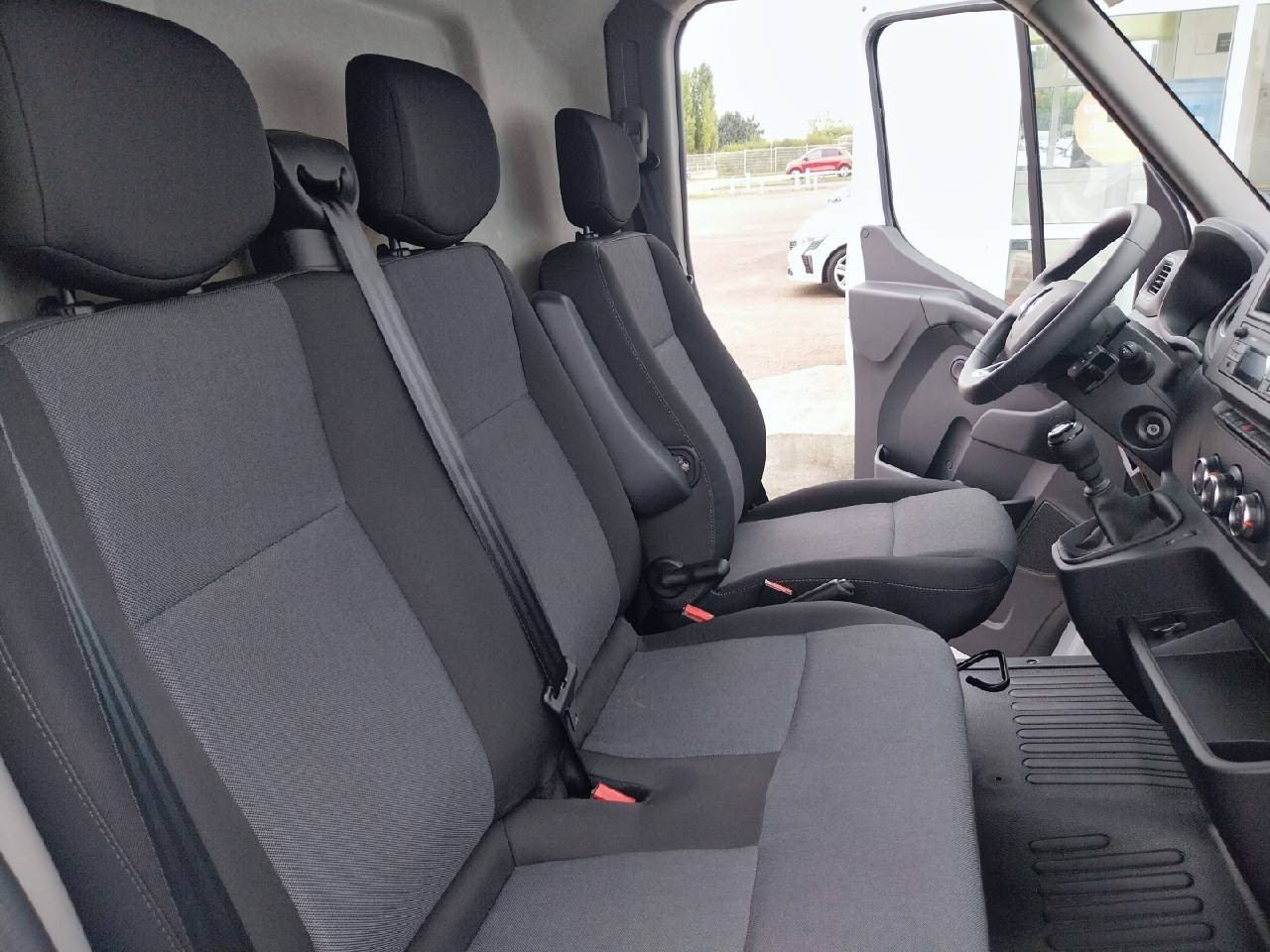 Vente en ligne Renault Master Fourgon MASTER FGN TRAC F3300 L2H2 BLUE DCI 135 au prix de 24 490 €