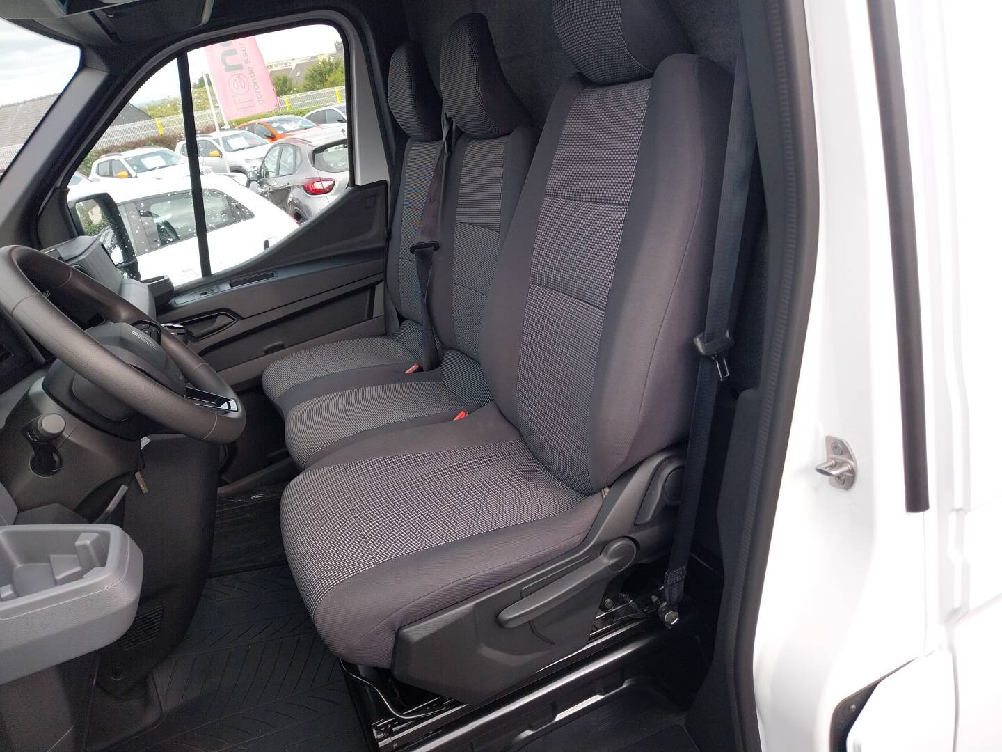 Vente en ligne Renault Master Fourgon MASTER FG BLUE DCI 130 L2H2 3T5 TR au prix de 30 990 €