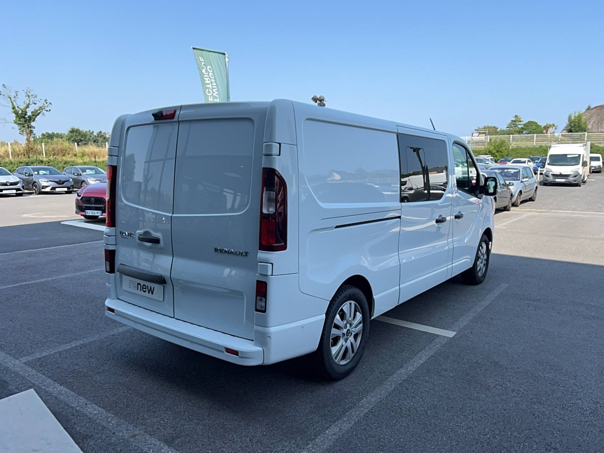 Vente en ligne Renault Trafic Cabine Approfondie TRAFIC CA BLUE DCI 170 L2H1 3T AUTO au prix de 40 990 €