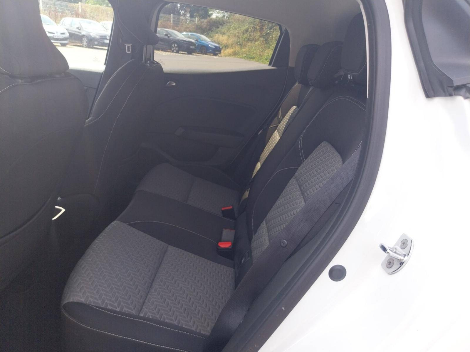 Vente en ligne Renault Clio 5 Clio E-Tech full hybrid 145 au prix de 15 990 €