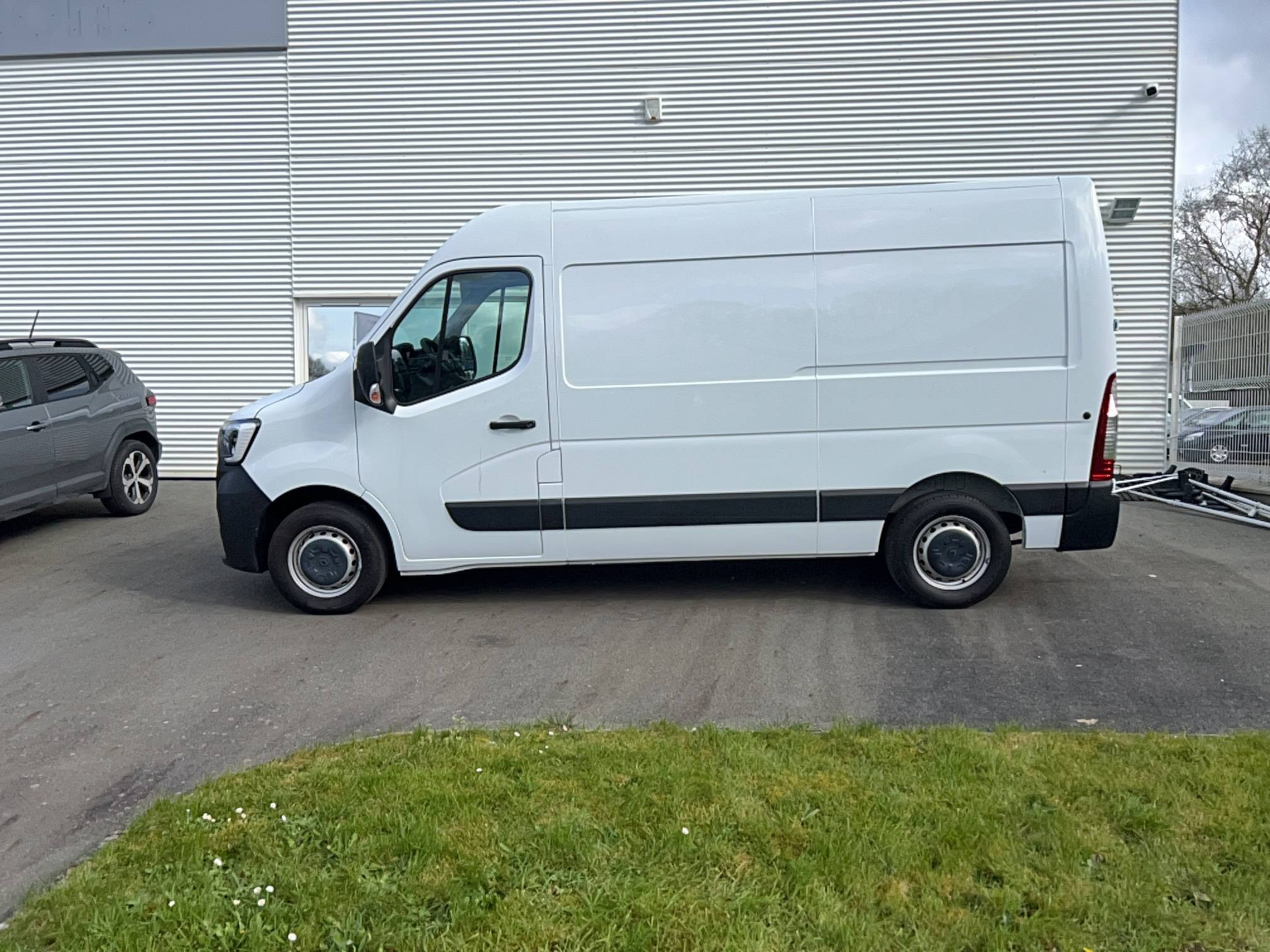 Vente en ligne Renault Master Fourgon MASTER FGN TRAC F3500 L2H2 BLUE DCI 135 au prix de 23 590 €