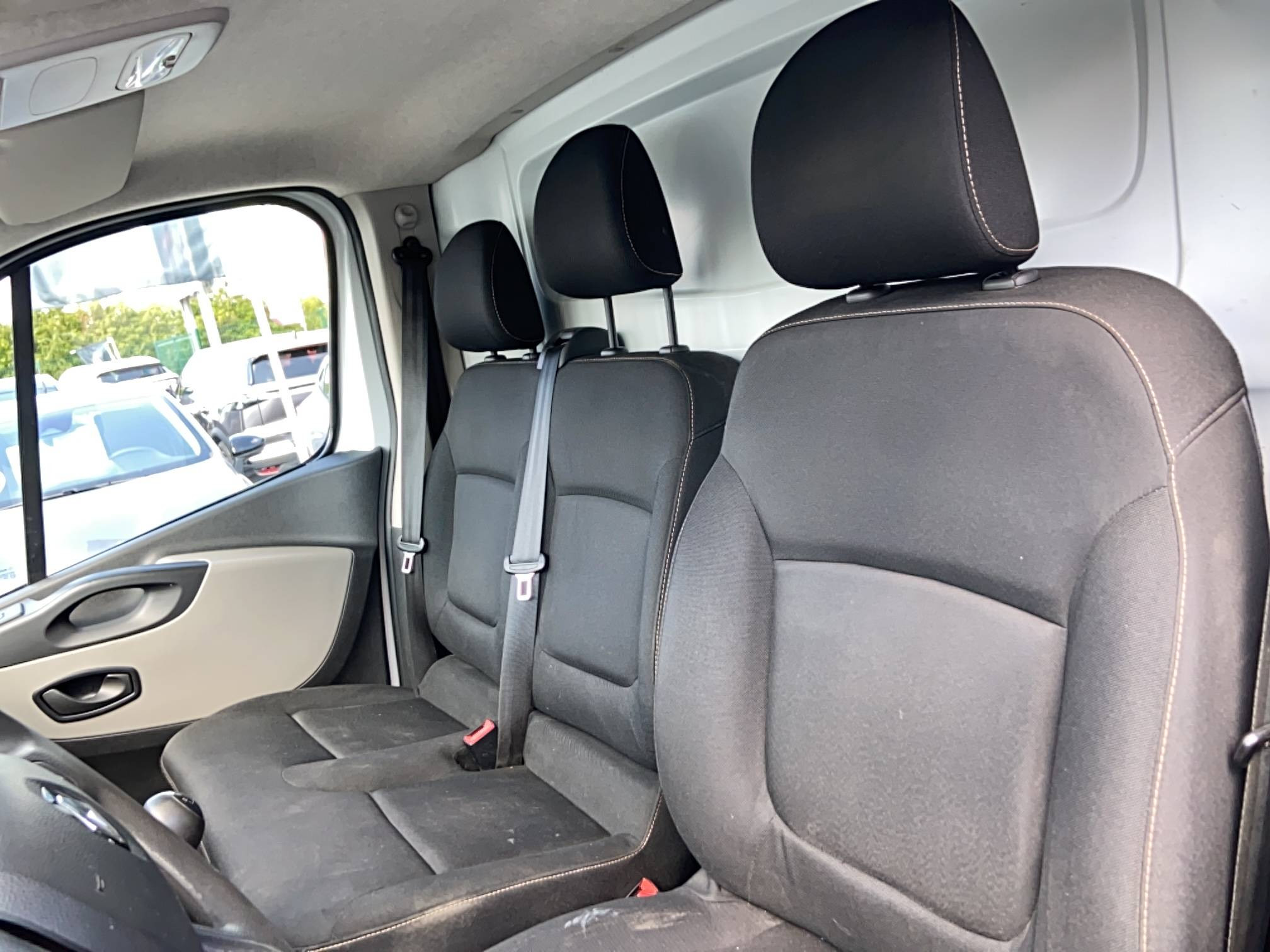 Vente en ligne Renault Trafic 3 Fourgon TRAFIC FGN L1H1 1000 KG DCI 95 E6 au prix de 14 990 €