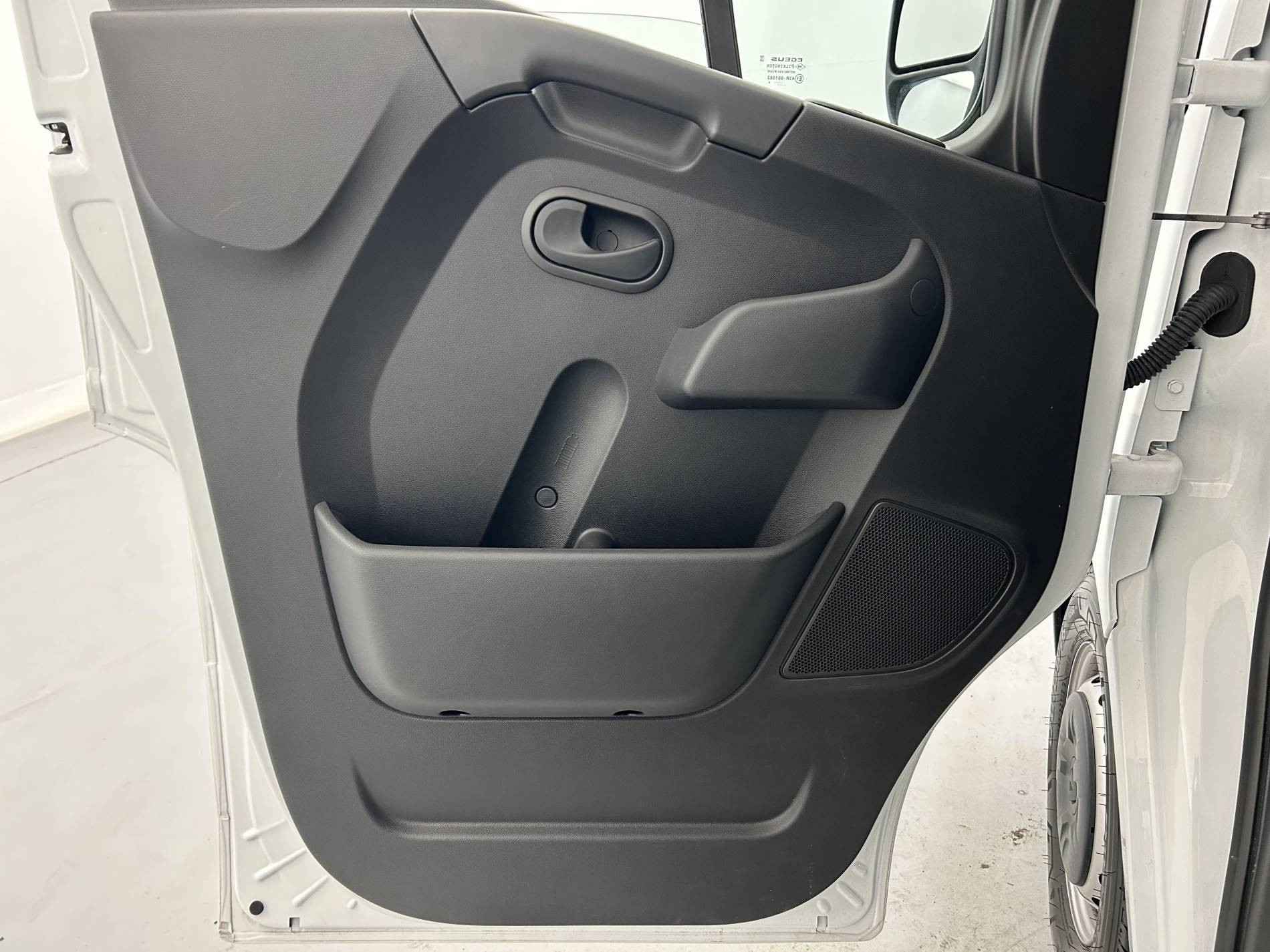 Vente en ligne Renault Master Fourgon MASTER FGN TRAC F3500 L3H3 BLUE DCI 135 au prix de 29 990 €