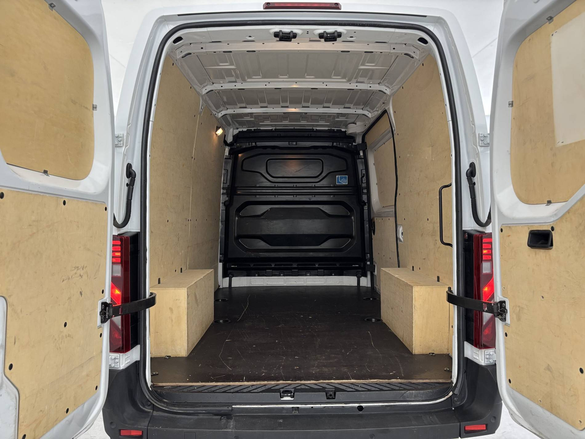 Vente en ligne Renault Master Fourgon MASTER FG BLUE DCI 130 L2H2 3T5 TR au prix de 29 900 €