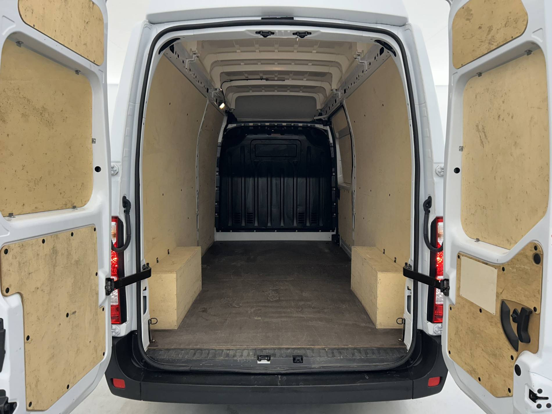 Vente en ligne Renault Master Fourgon MASTER FGN TRAC F3500 L3H3 BLUE DCI 135 au prix de 28 990 €