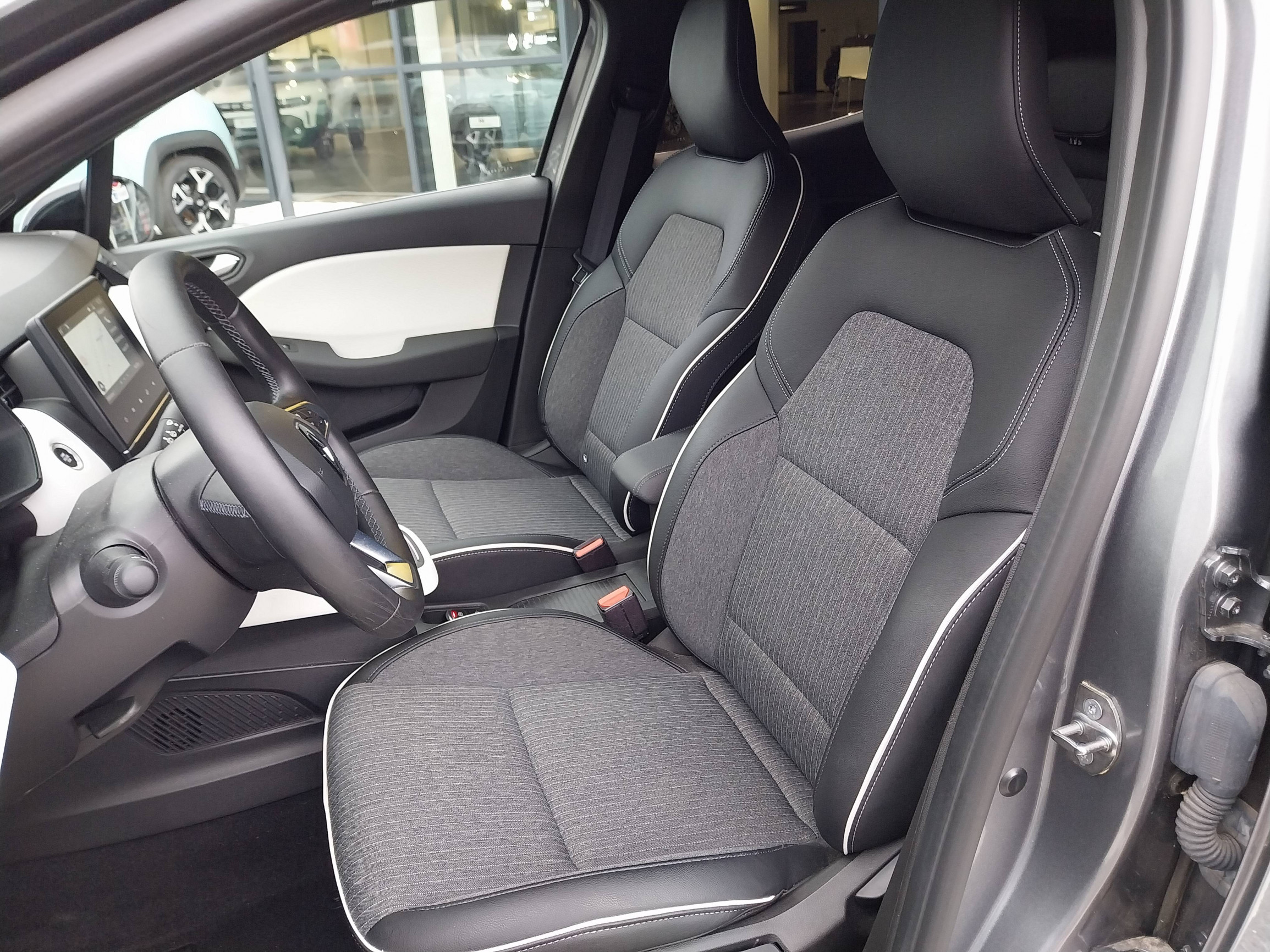 Vente en ligne Renault Clio 5 Clio E-Tech full hybrid 145 au prix de 19 000 €