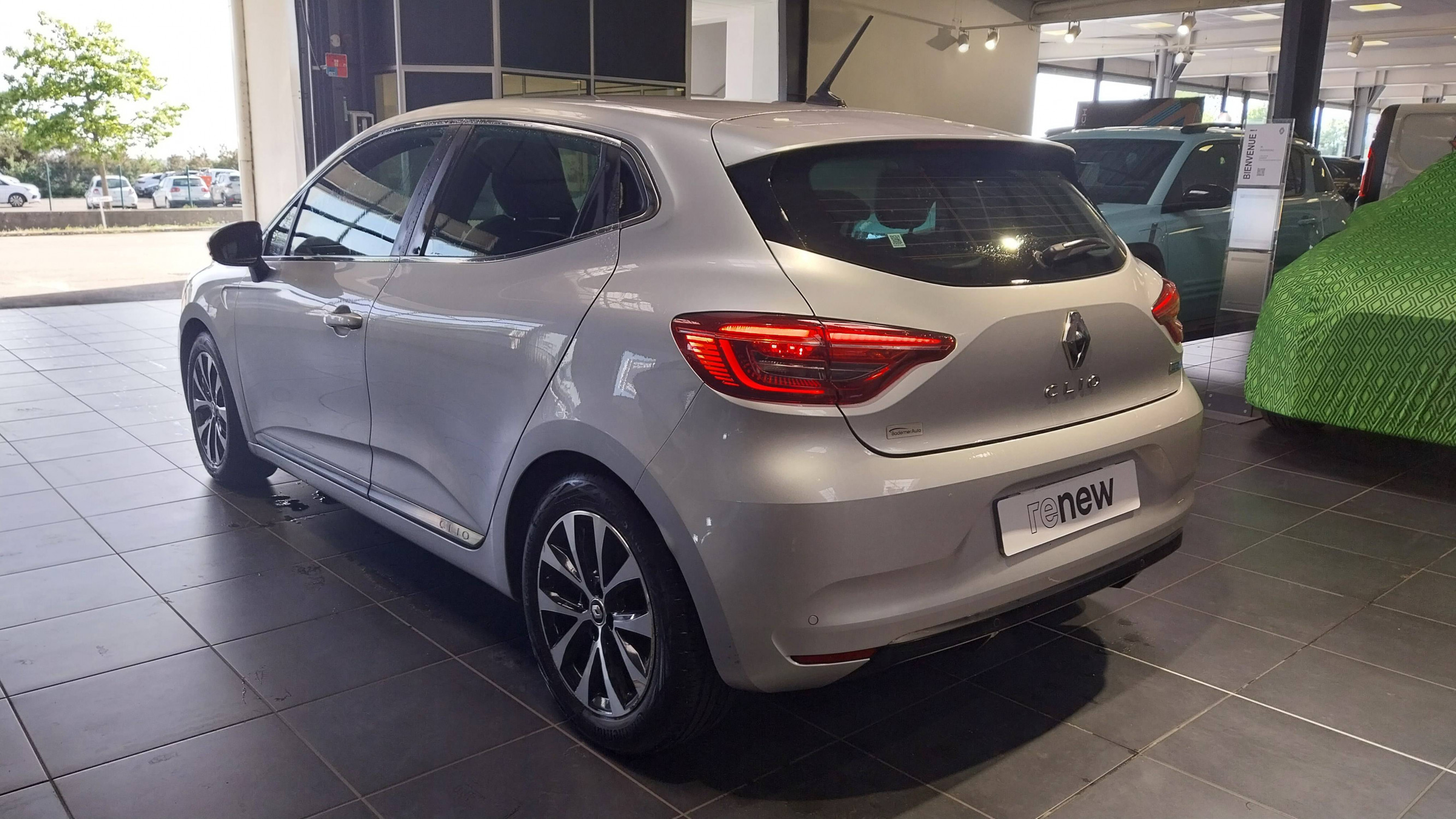 Vente en ligne Renault Clio 5 Clio E-Tech 140 - 21N au prix de 16 890 €