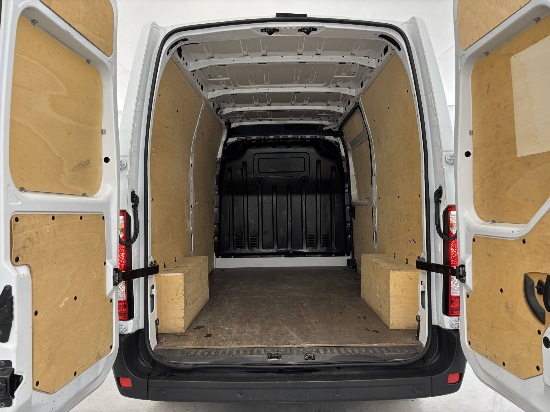 Vente en ligne Renault Master Fourgon MASTER FGN TRAC F3500 L2H2 BLUE DCI 135 au prix de 22 990 €
