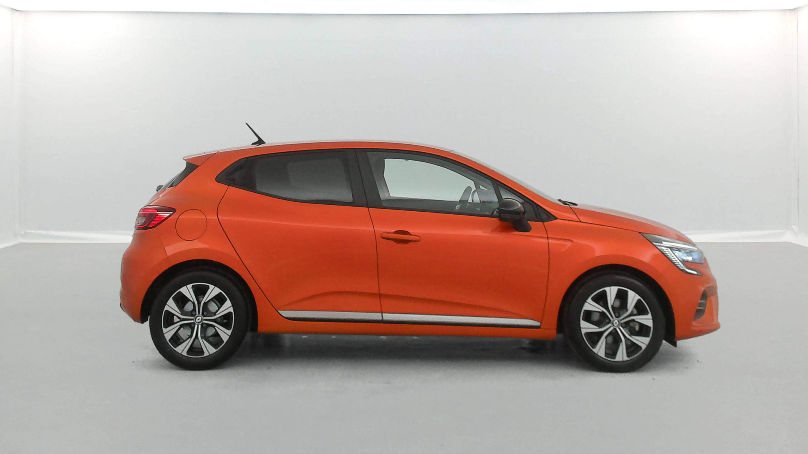 Vente en ligne Renault Clio 5 Clio E-Tech full hybrid 145 au prix de 17 390 €