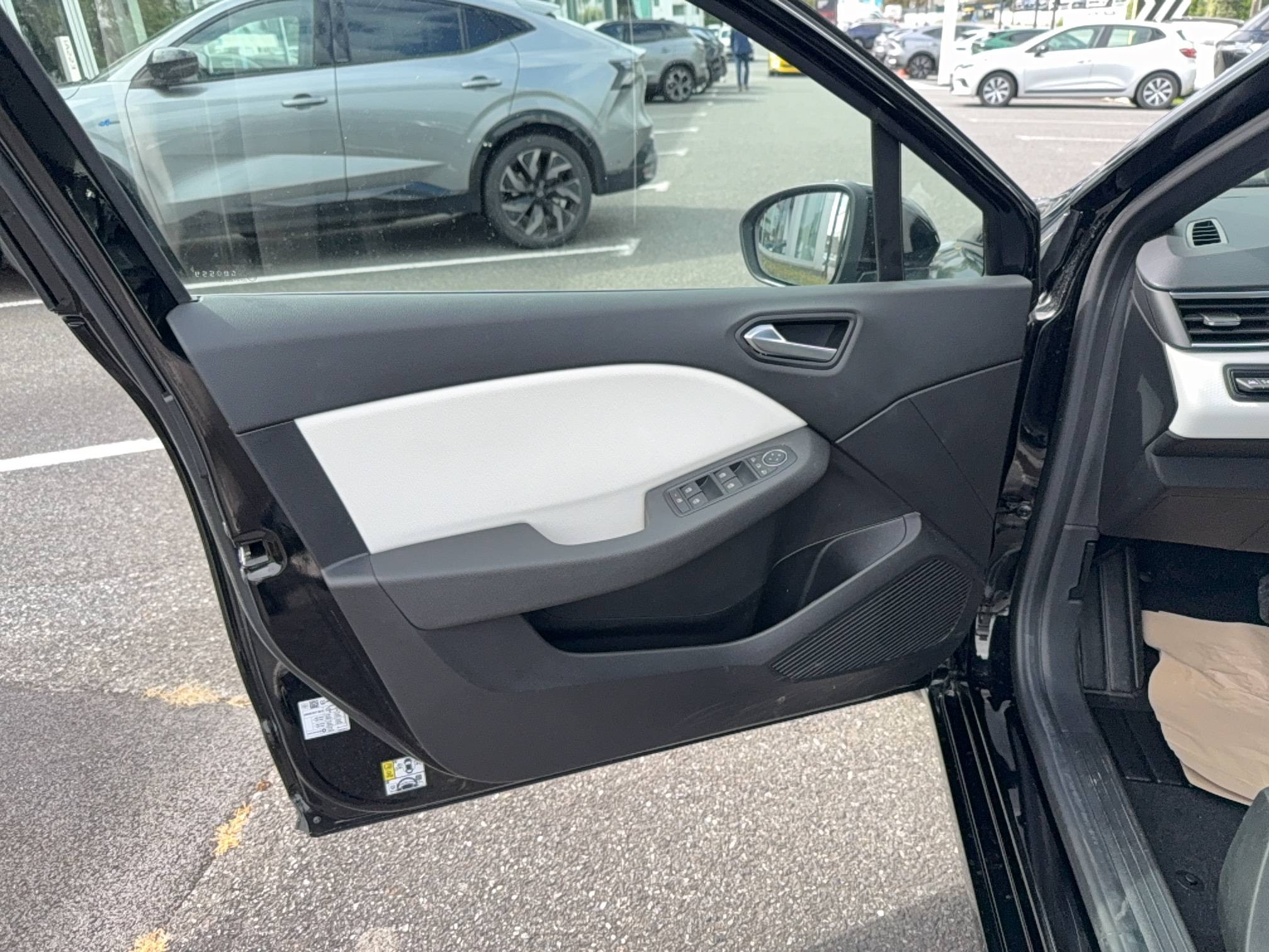 Vente en ligne Renault Clio 5 Clio E-Tech 140 - 21N au prix de 18 900 €