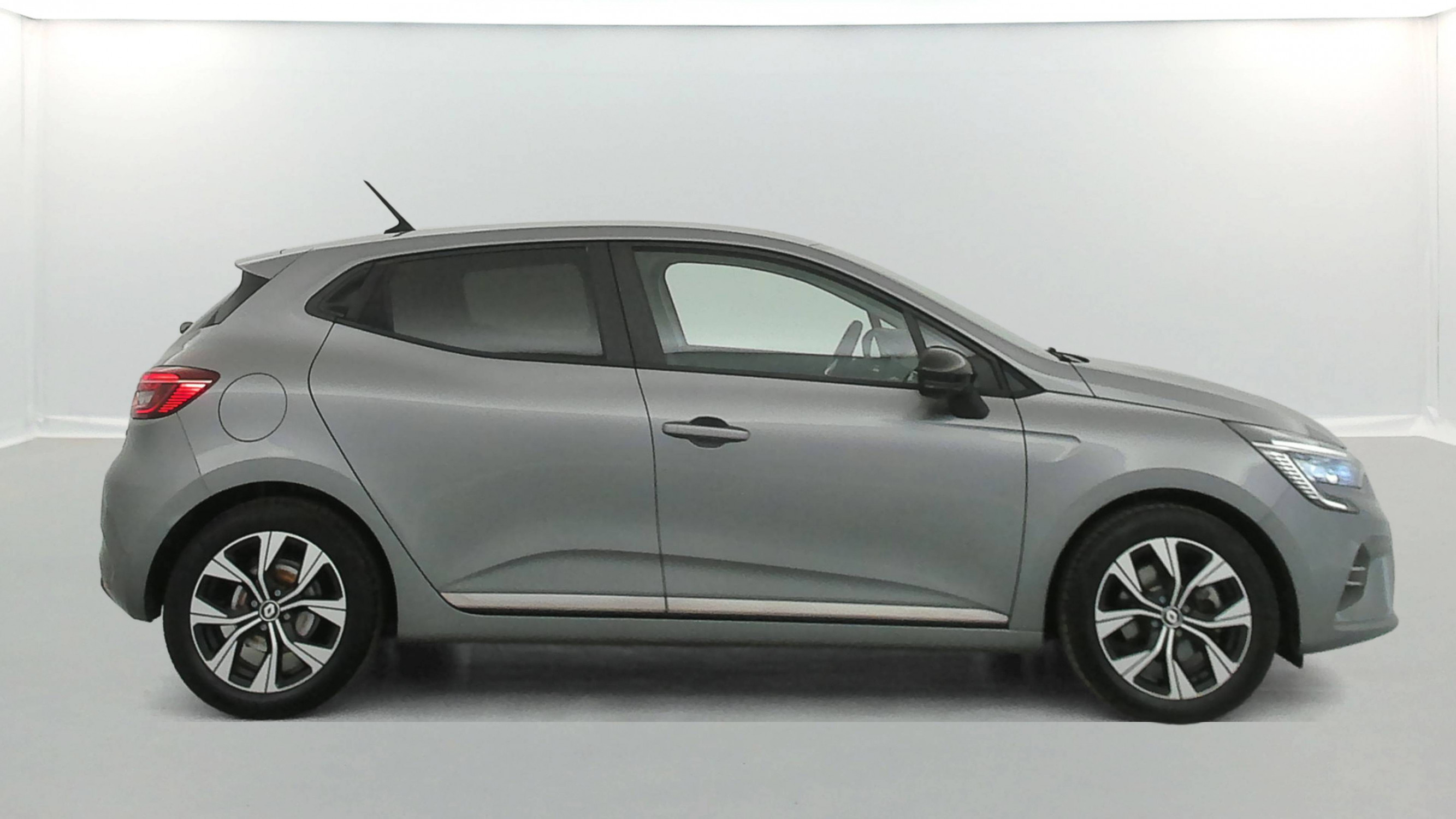 Vente en ligne Renault Clio 5 Clio E-Tech full hybrid 145 au prix de 17 390 €