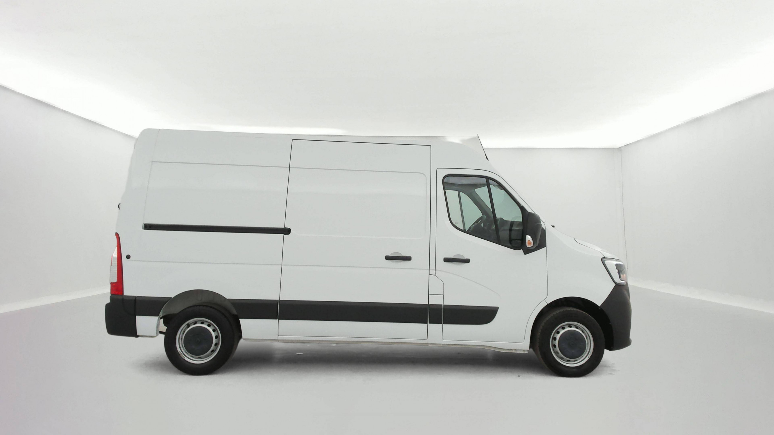 Vente en ligne Renault Master Fourgon MASTER FGN TRAC F3500 L2H2 BLUE DCI 135 au prix de 25 490 €