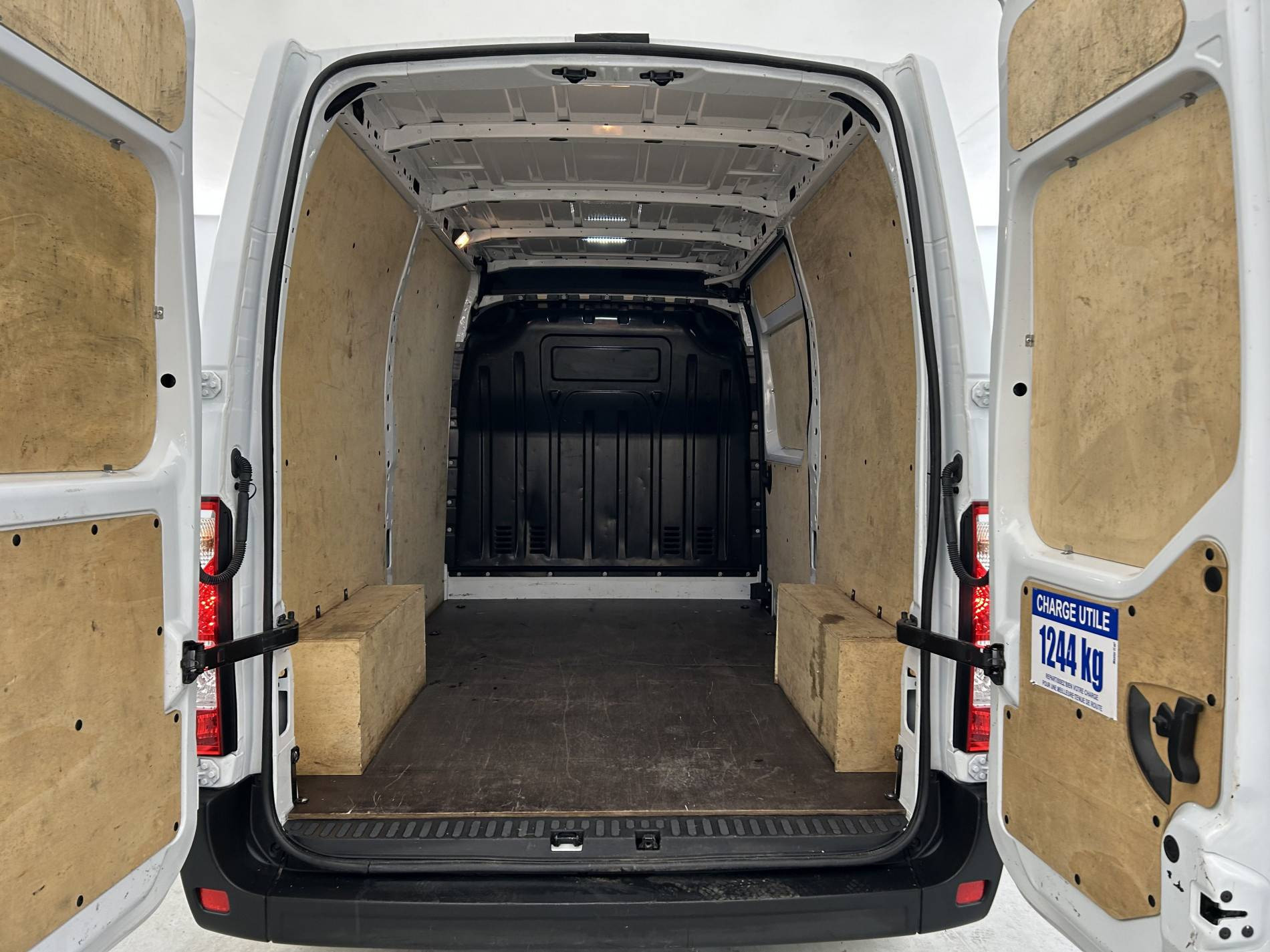 Vente en ligne Renault Master Fourgon MASTER FGN TRAC F3500 L2H2 BLUE DCI 135 au prix de 25 490 €