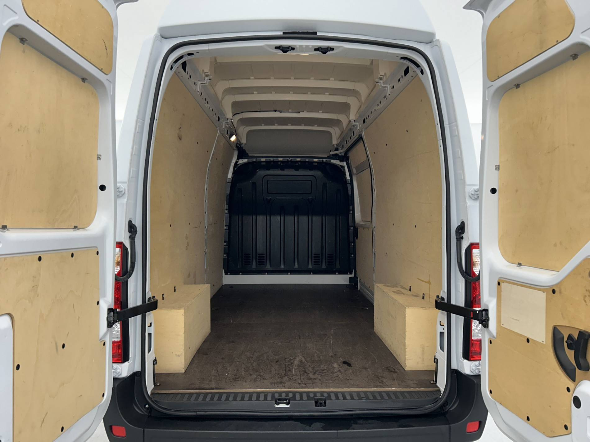 Vente en ligne Renault Master Fourgon MASTER FGN TRAC F3500 L3H3 BLUE DCI 135 au prix de 28 490 €