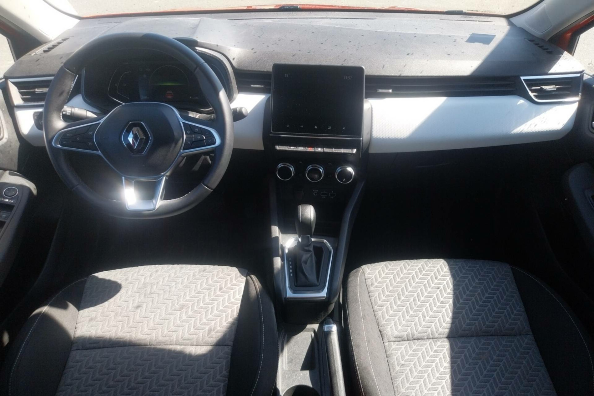 Vente en ligne Renault Clio 5 Clio E-Tech hybride 145 au prix de 15 990 €