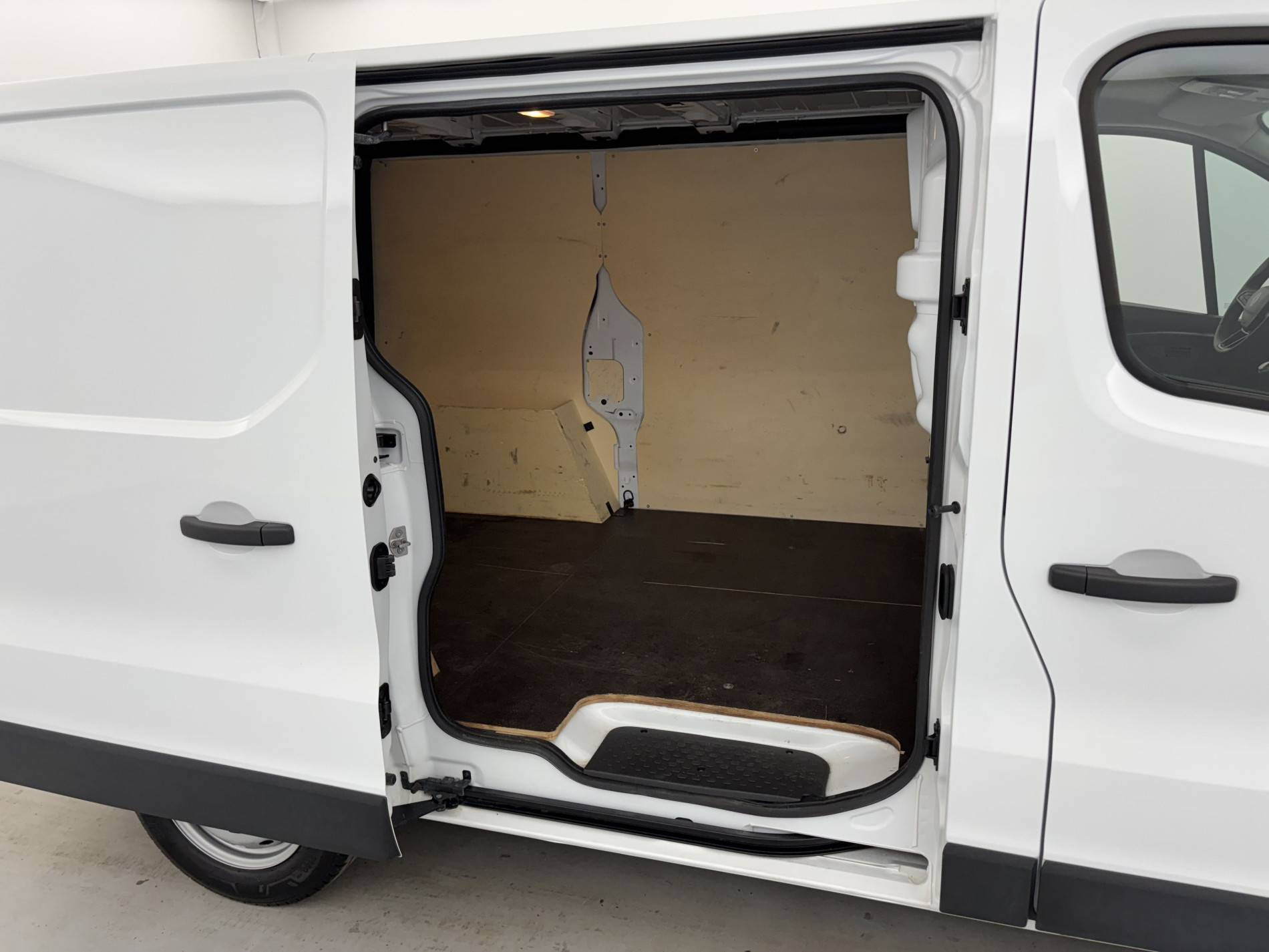 Vente en ligne Renault Trafic 3 Fourgon TRAFIC FG BLUE DCI 130 L1H1 3T GSR2 au prix de 22 490 €