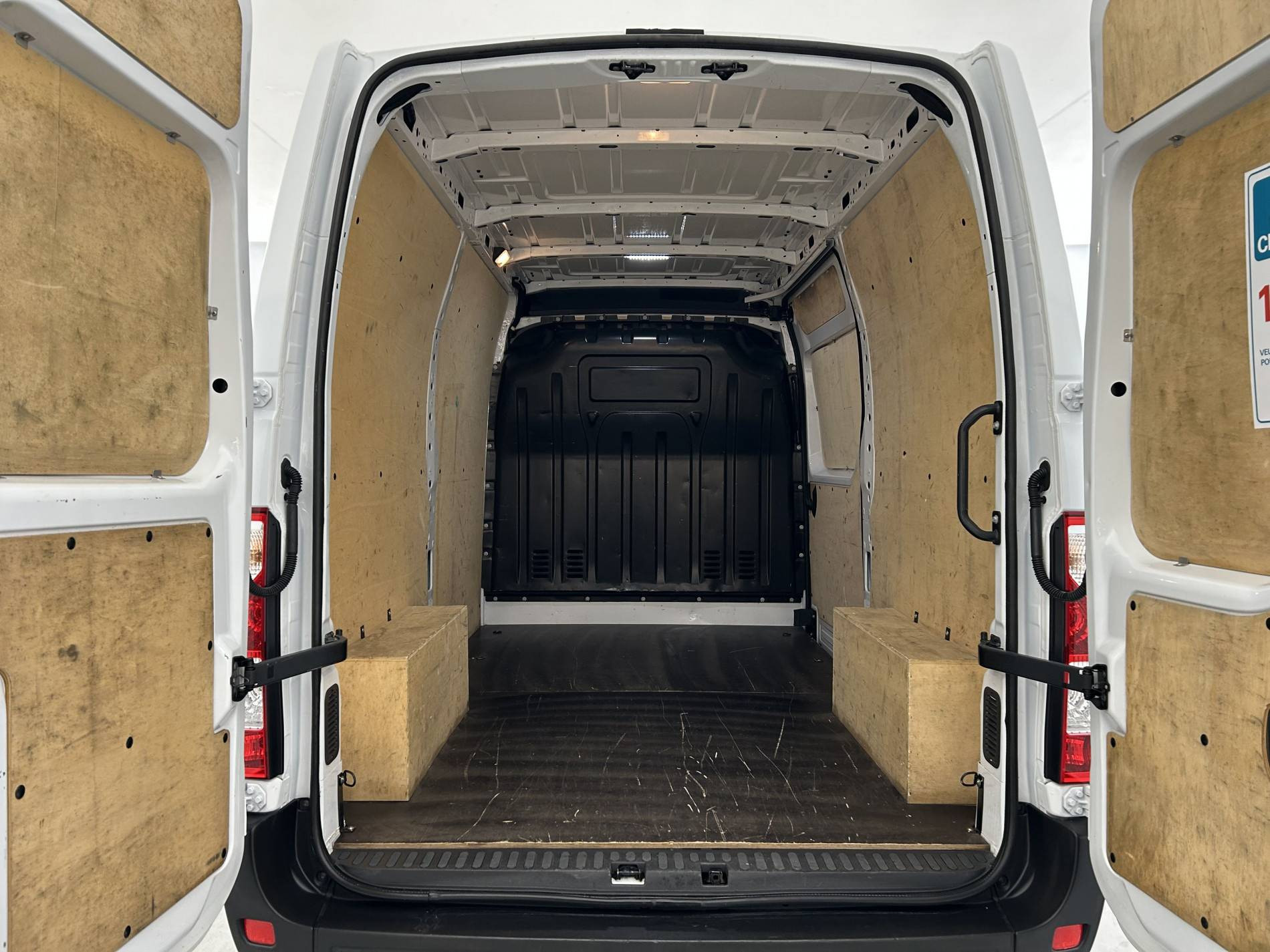 Vente en ligne Renault Master Fourgon MASTER FGN TRAC F3500 L2H2 BLUE DCI 135 au prix de 24 990 €