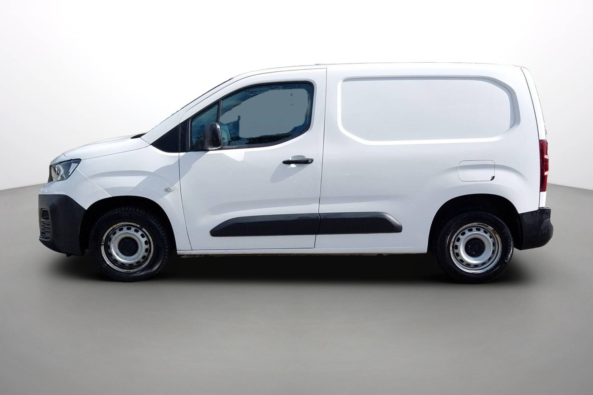 Vente en ligne Peugeot Partner Fourgon  STANDARD 650 KG BLUEHDI 100 S&S BVM5 au prix de 11 990 €