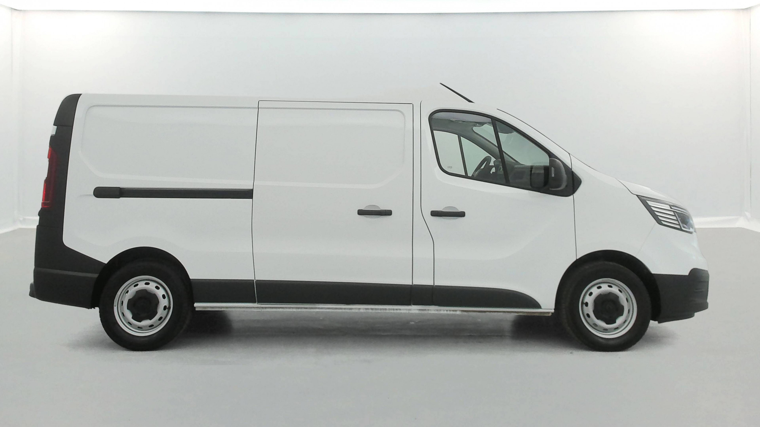 Vente en ligne Renault Trafic 3 Fourgon TRAFIC PC L2H1 3T BLUE DCI 150 au prix de 24 990 €