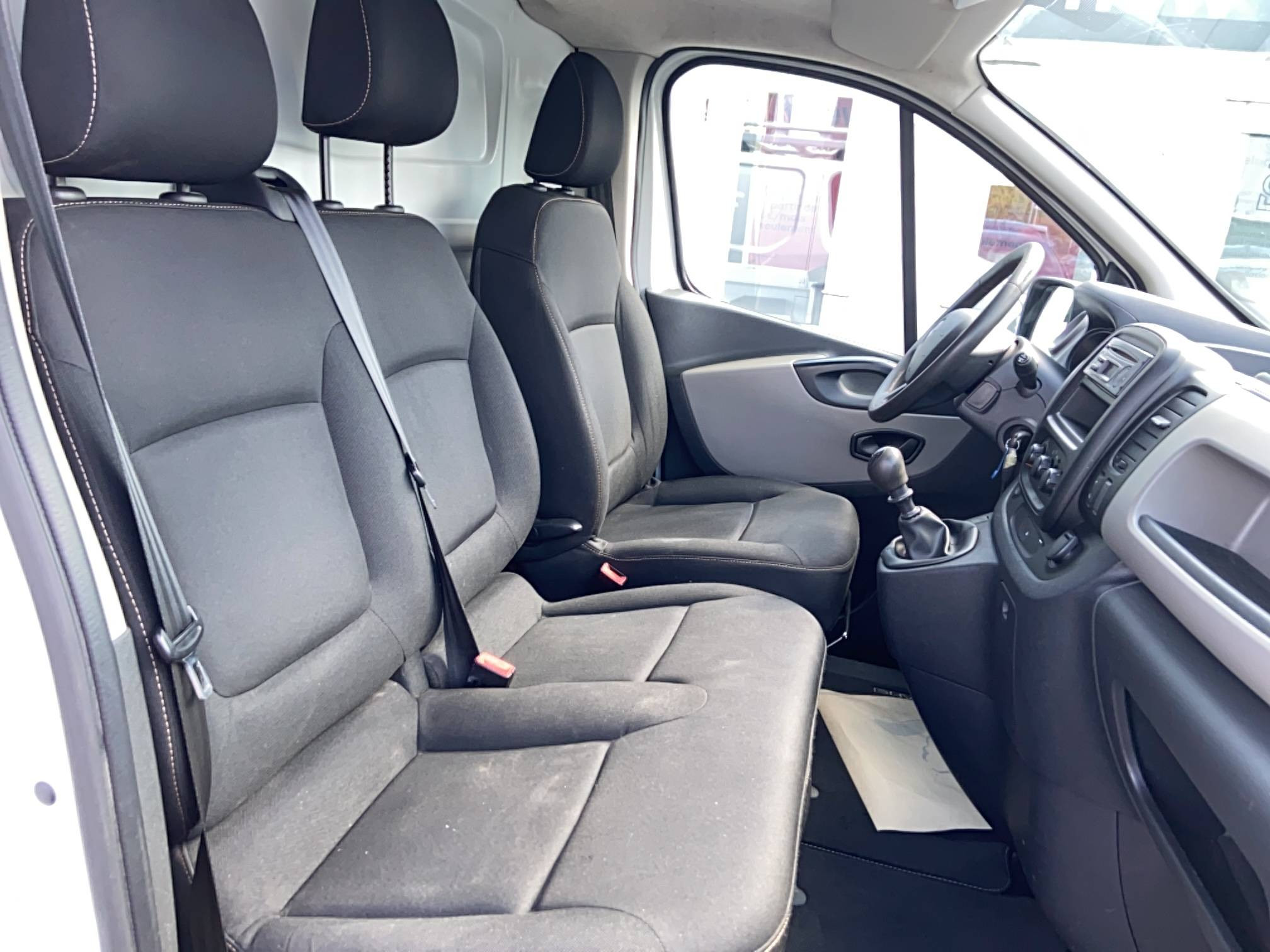 Vente en ligne Renault Trafic 3 Fourgon TRAFIC FGN L1H1 1000 KG DCI 95 E6 au prix de 14 990 €
