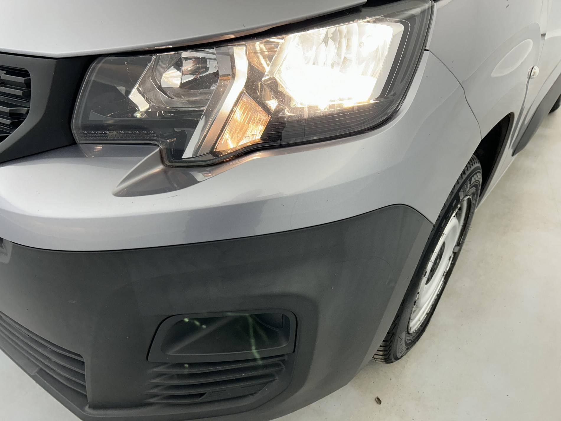 Vente en ligne Peugeot Partner Fourgon  STANDARD 650 KG BLUEHDI 100 S&S BVM5 au prix de 11 990 €