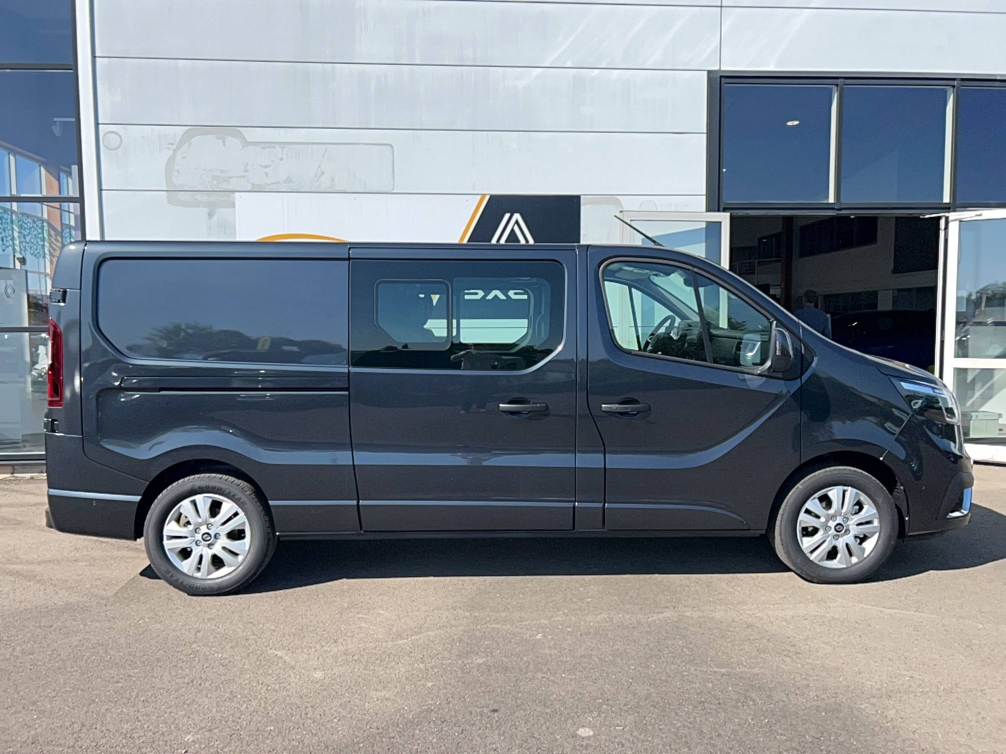 Vente en ligne Renault Trafic Cabine Approfondie TRAFIC CA BLUE DCI 170 L2H1 3T AUTO au prix de 42 980 €