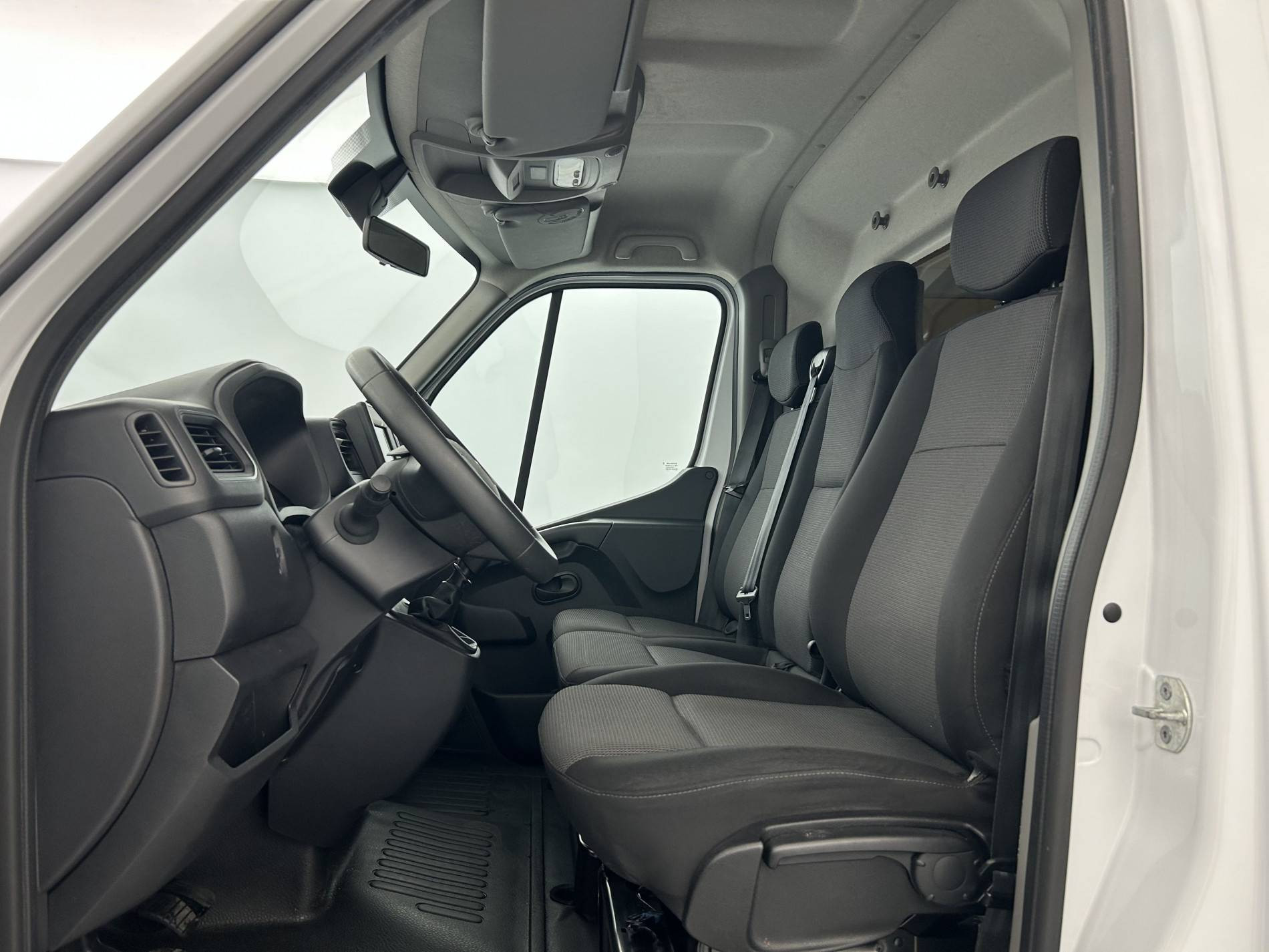 Vente en ligne Renault Master Fourgon MASTER FGN TRAC F3500 L2H2 DCI 135 au prix de 18 990 €