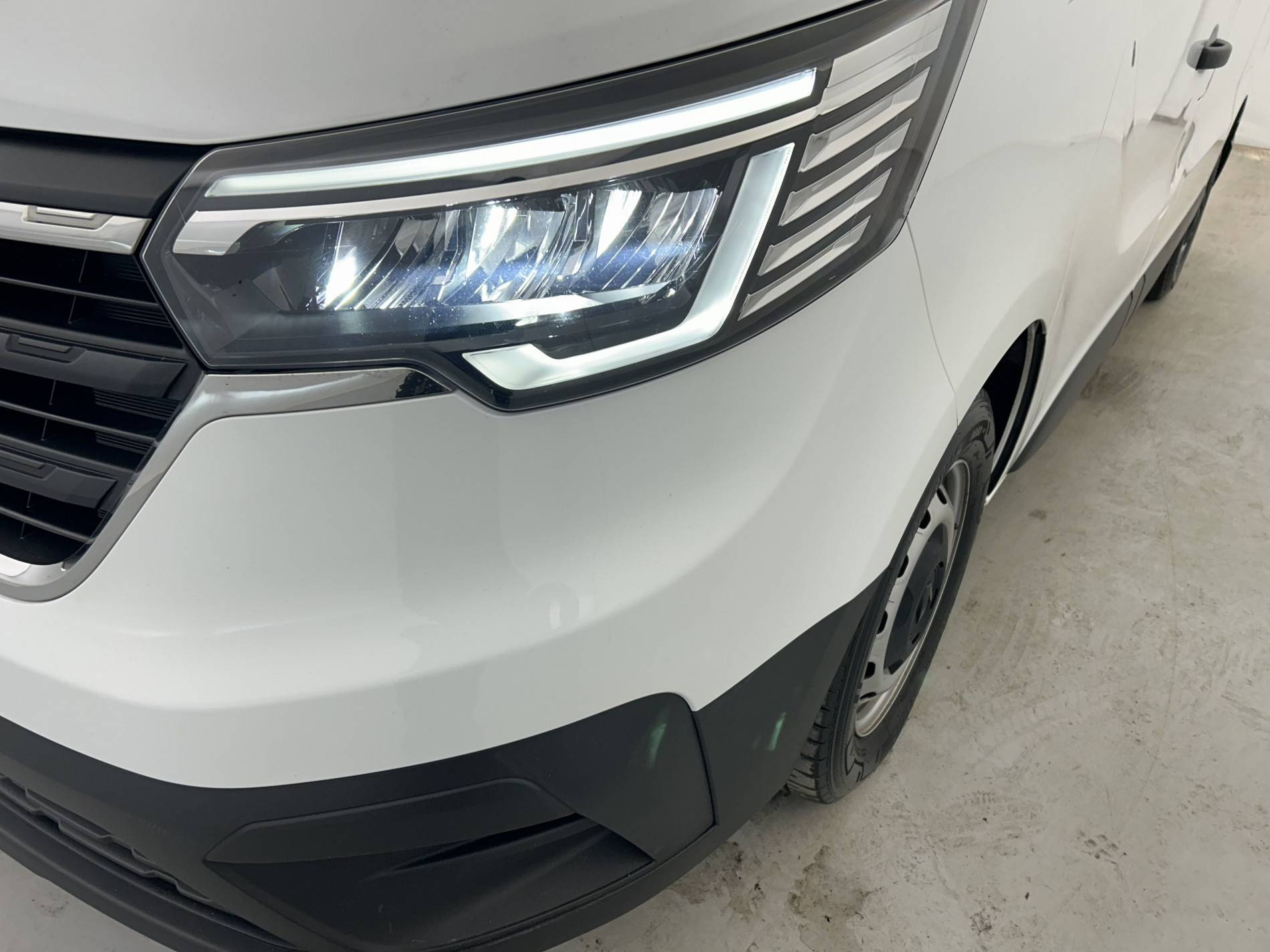 Vente en ligne Renault Trafic 3 Fourgon TRAFIC FGN L1H1 3T BLUE DCI 130 GSR2 au prix de 23 690 €