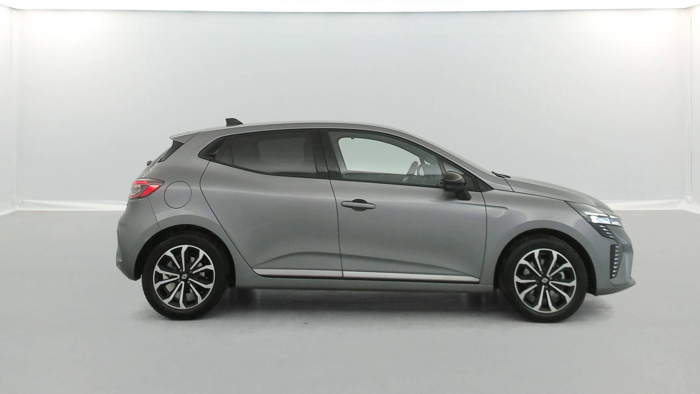 Vente en ligne Renault Clio 5 Clio E-Tech full hybrid 145 au prix de 18 390 €