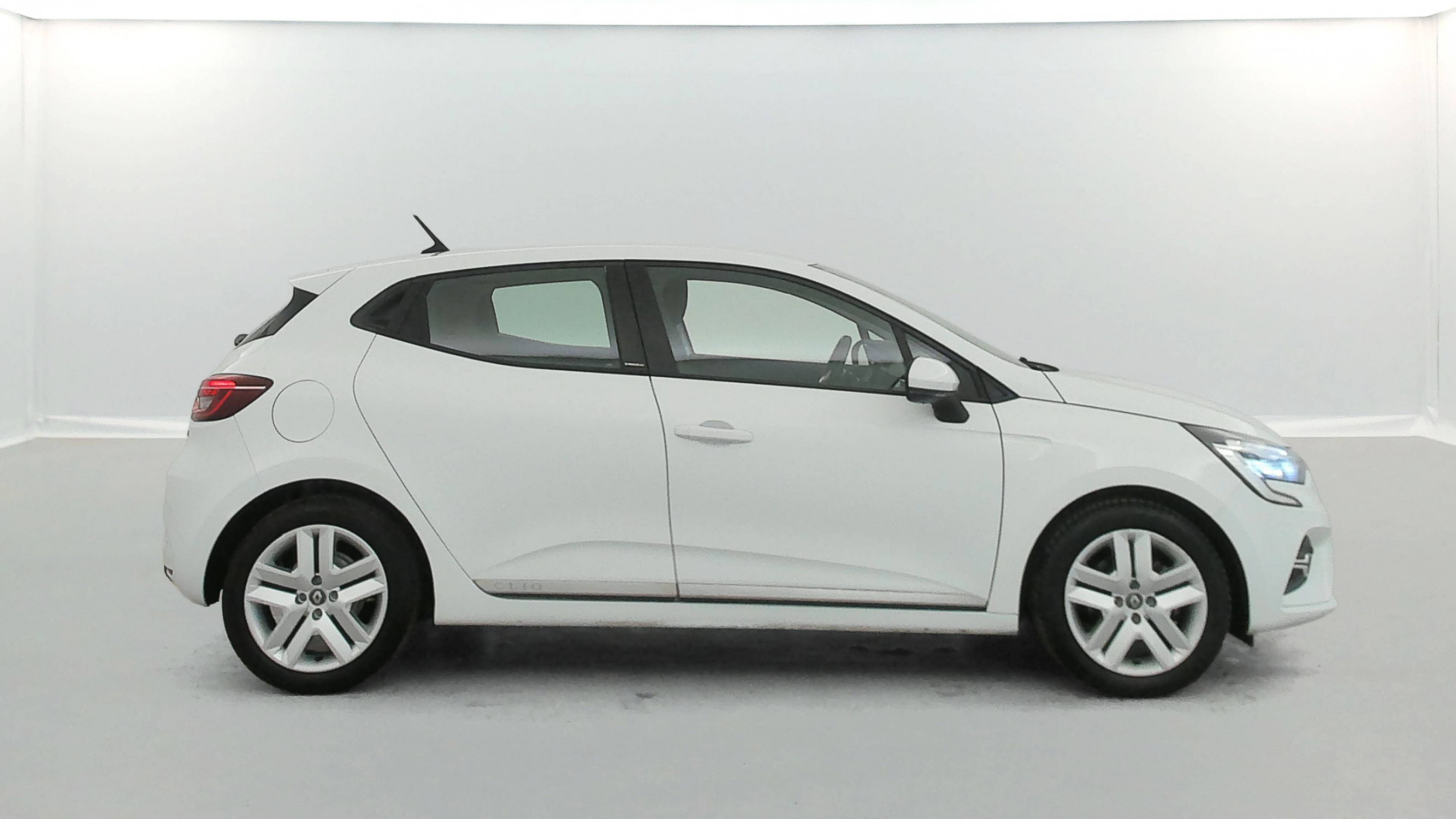 Vente en ligne Renault Clio 5 Clio E-Tech 140 au prix de 13 990 €