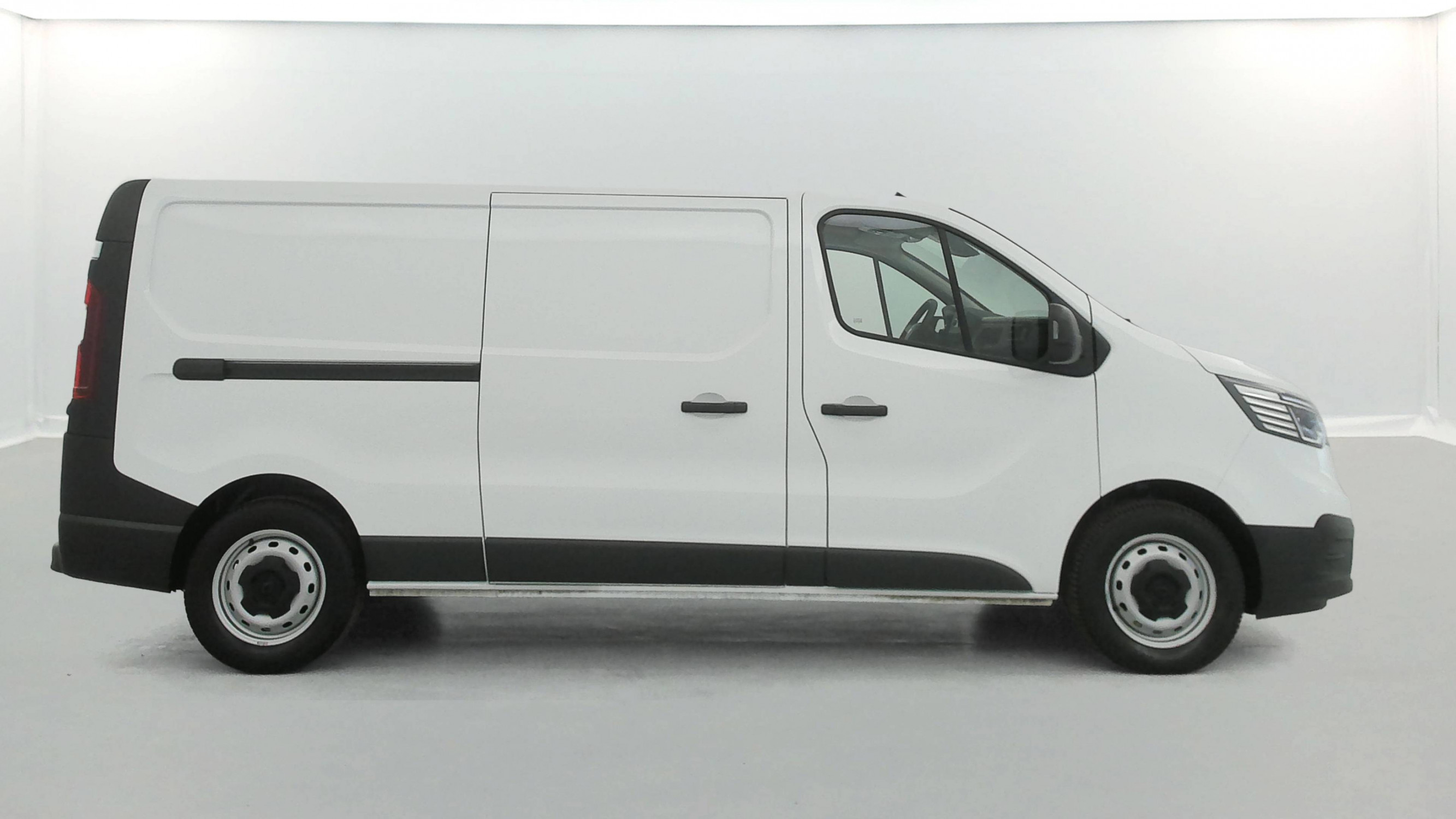 Vente en ligne Renault Trafic 3 Fourgon TRAFIC PC L2H1 3T BLUE DCI 150 au prix de 23 490 €