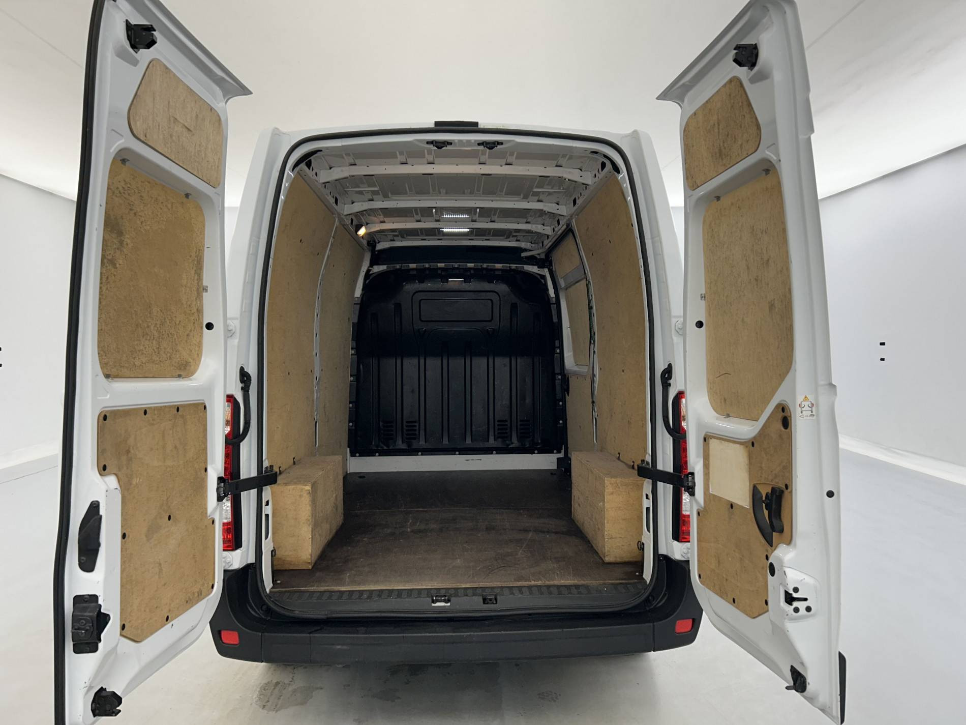 Vente en ligne Renault Master Fourgon MASTER FGN TRAC F3500 L2H2 BLUE DCI 135 au prix de 23 880 €