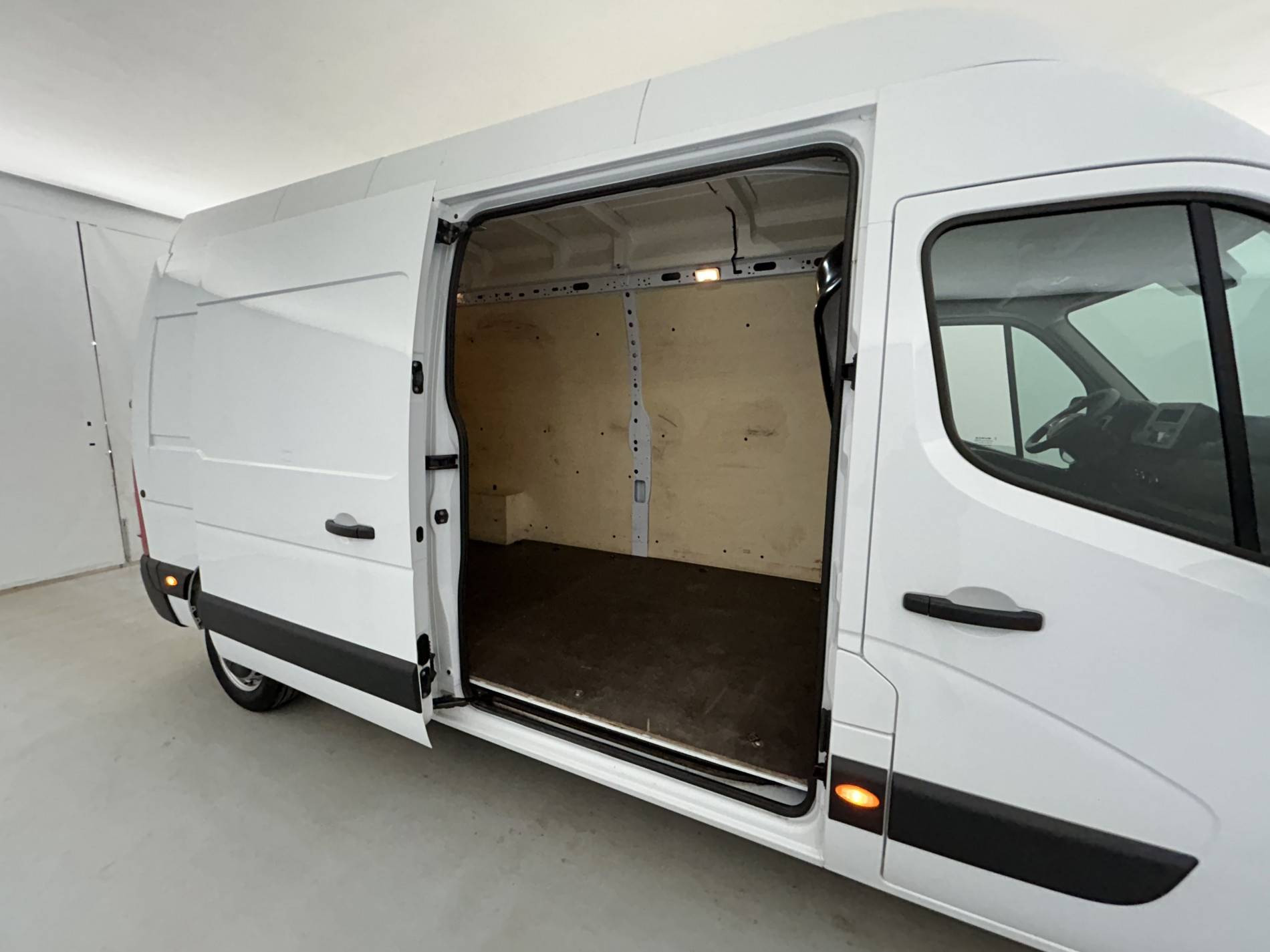 Vente en ligne Renault Master Fourgon MASTER FGN TRAC F3500 L3H3 BLUE DCI 135 au prix de 26 490 €