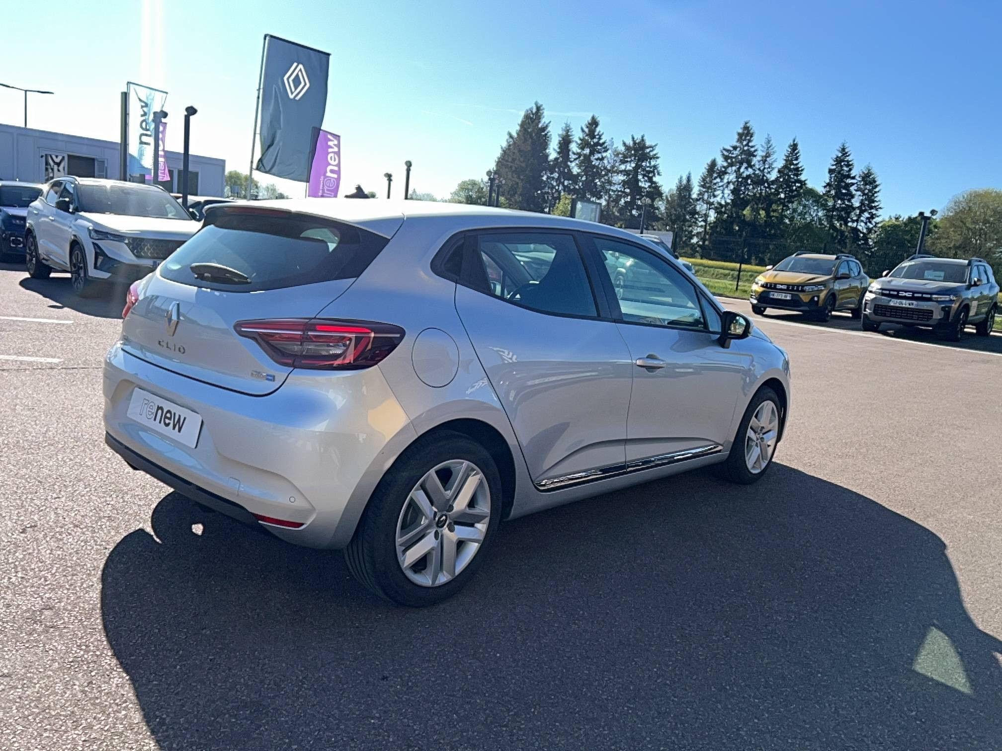 Vente en ligne Renault Clio 5 Clio E-Tech 140 - 21N au prix de 17 491 €