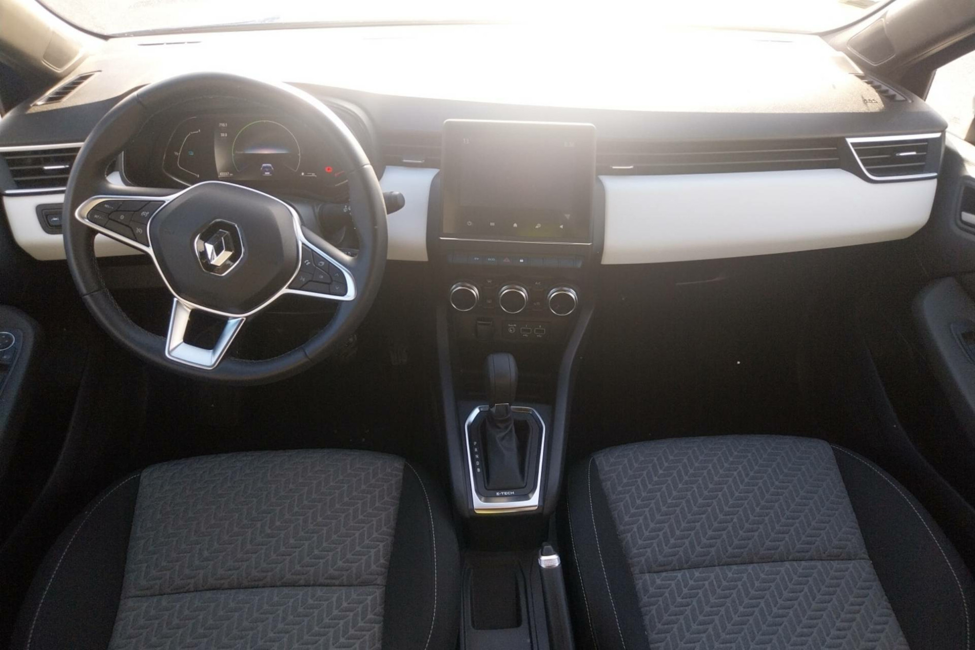 Vente en ligne Renault Clio 5 Clio E-Tech 140 - 21N au prix de 16 490 €