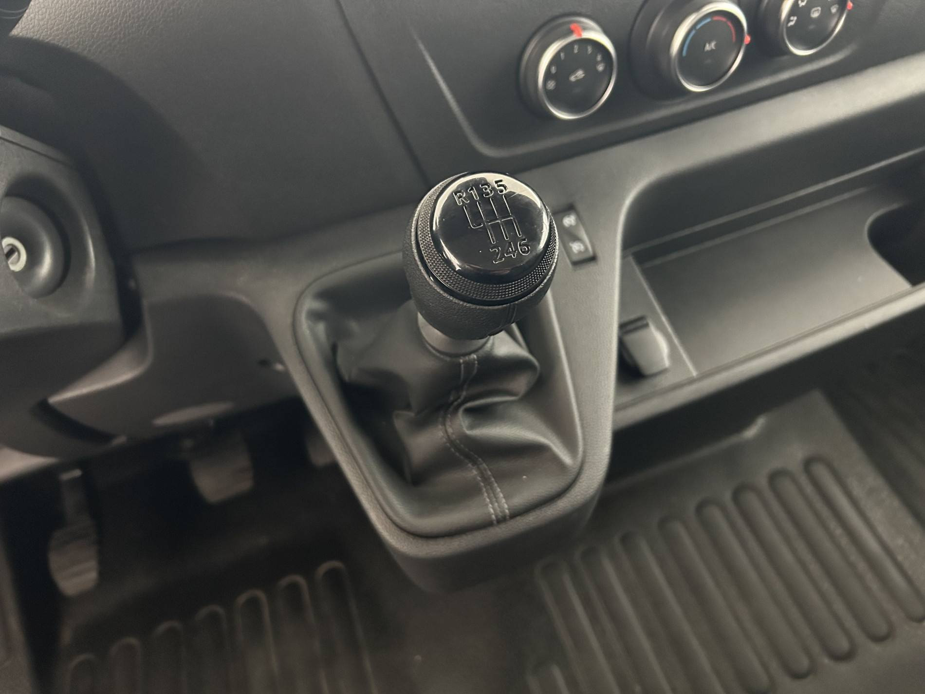 Vente en ligne Renault Master Fourgon MASTER FGN TRAC F3500 L2H2 BLUE DCI 135 au prix de 25 490 €