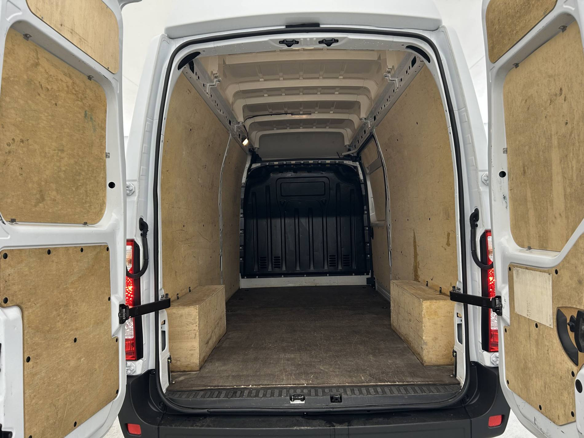 Vente en ligne Renault Master Fourgon MASTER FGN TRAC F3500 L3H3 BLUE DCI 135 au prix de 26 490 €