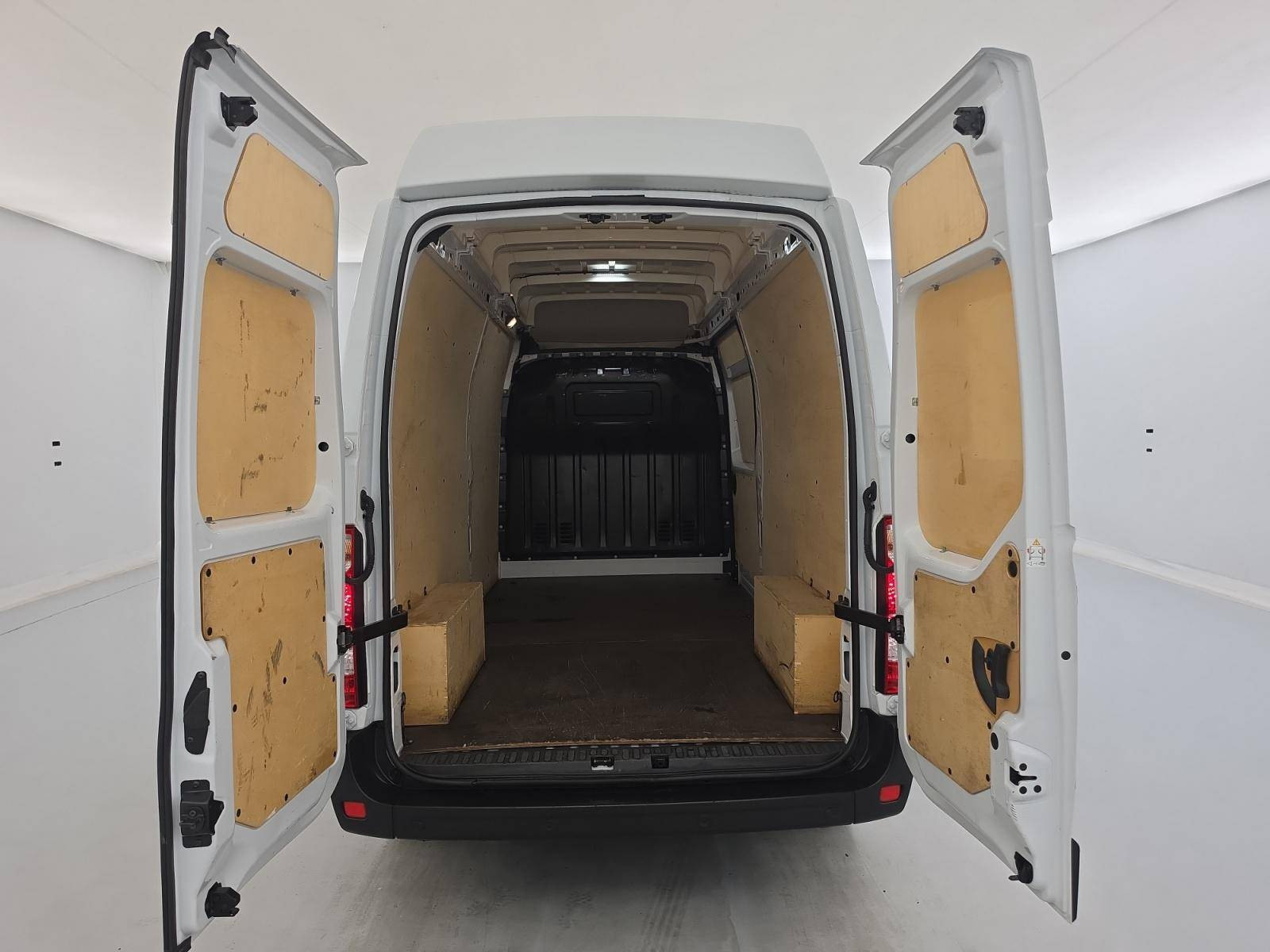 Vente en ligne Renault Master Fourgon MASTER FGN TRAC F3500 L3H3 BLUE DCI 135 au prix de 26 990 €