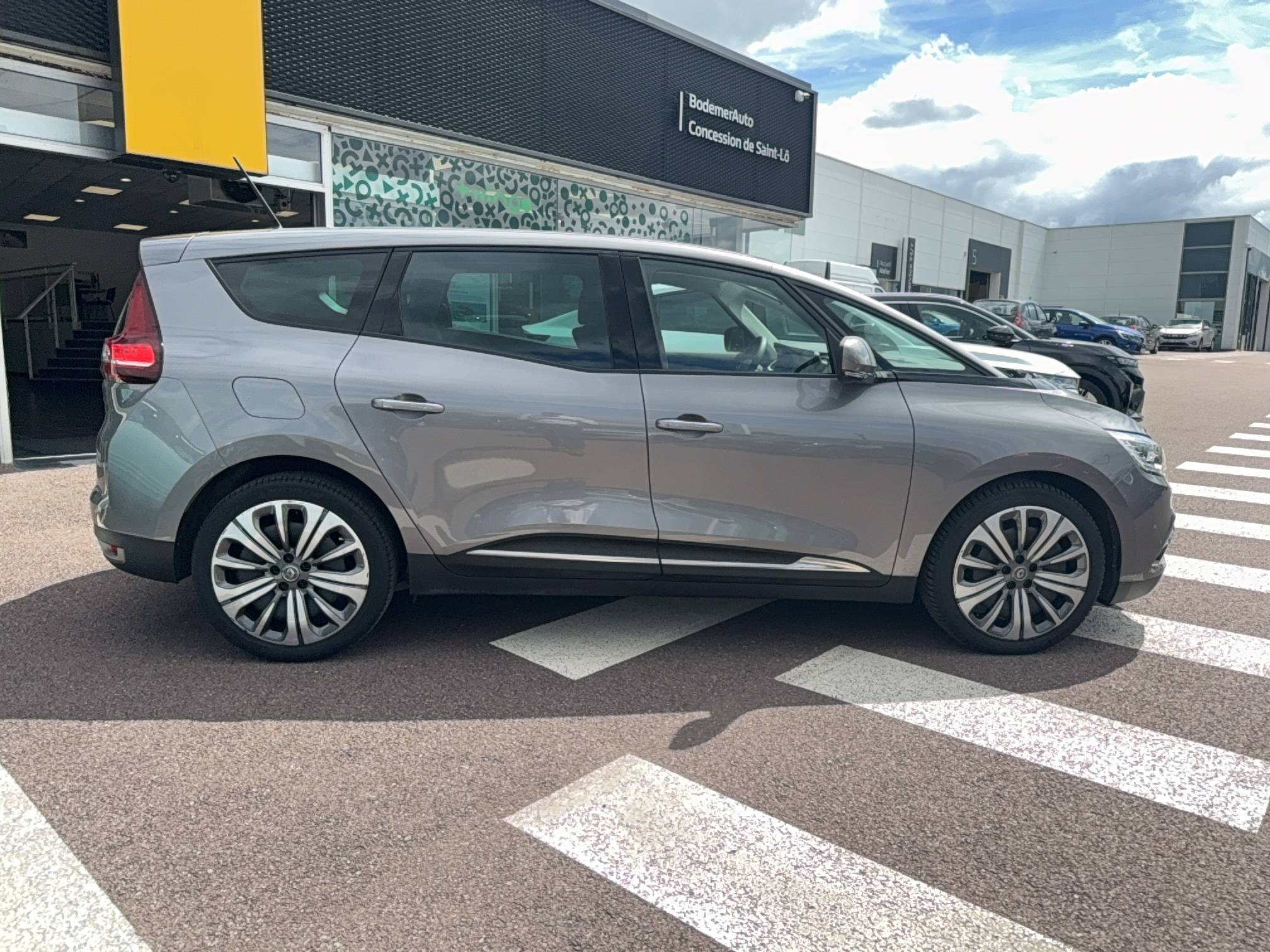 Vente en ligne Renault Grand Scenic 4 Grand Scenic TCe 140 EDC au prix de 22 830 €