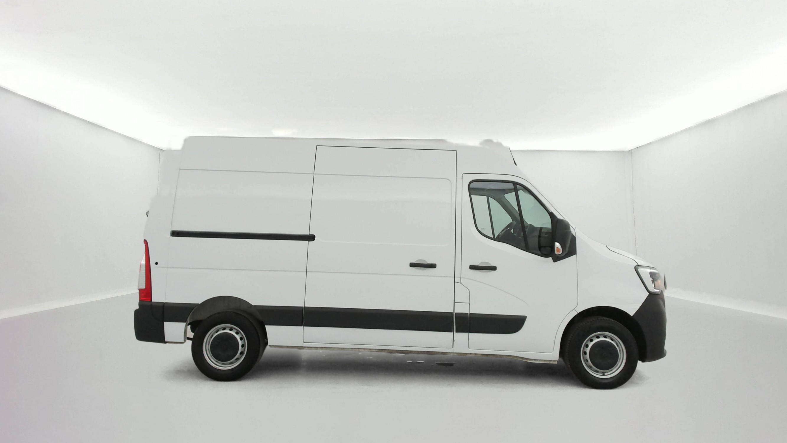 Vente en ligne Renault Master Fourgon MASTER FGN TRAC F3300 L2H2 BLUE DCI 135 au prix de 23 990 €
