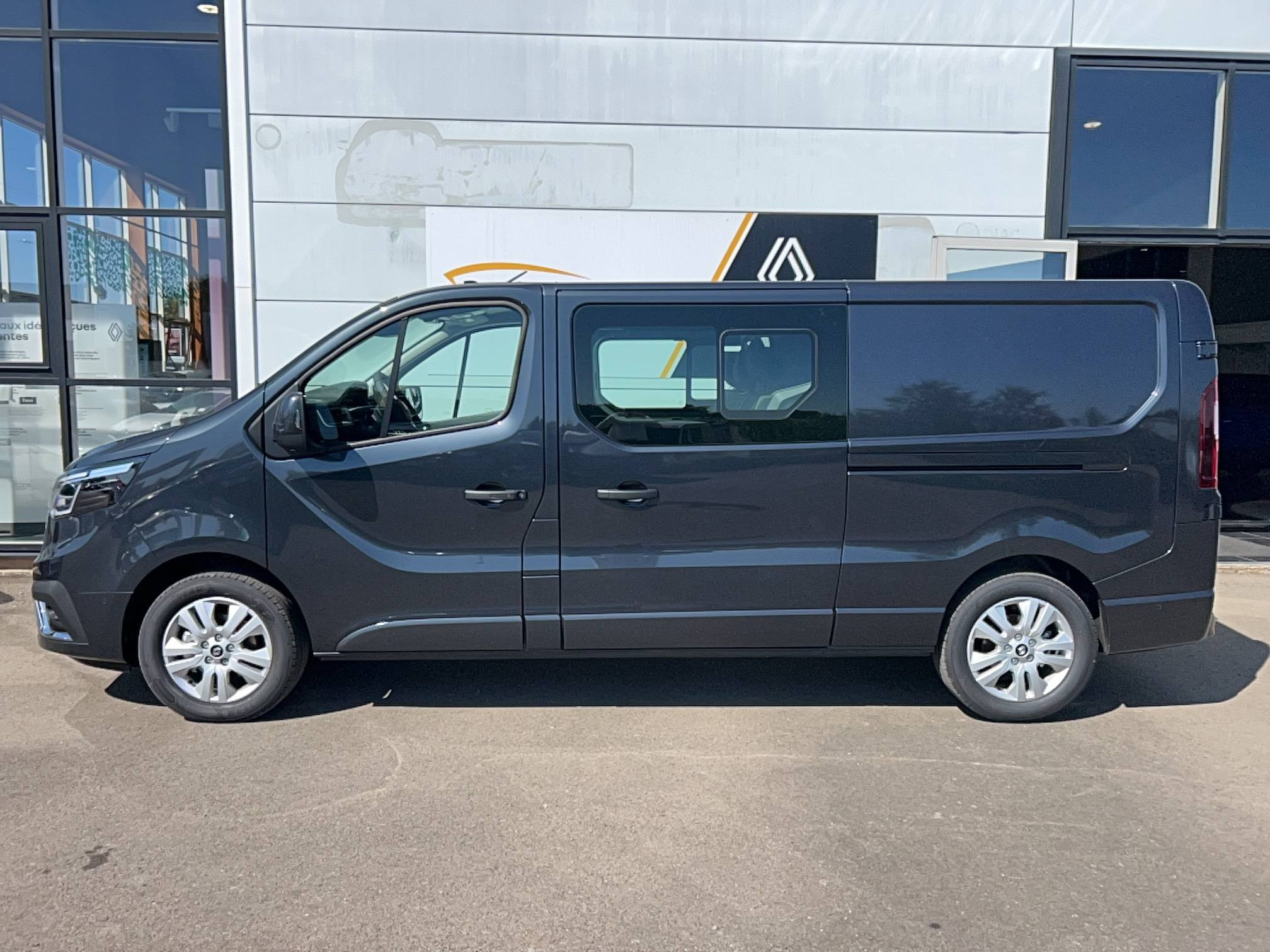Vente en ligne Renault Trafic Cabine Approfondie TRAFIC CA BLUE DCI 170 L2H1 3T AUTO au prix de 42 980 €
