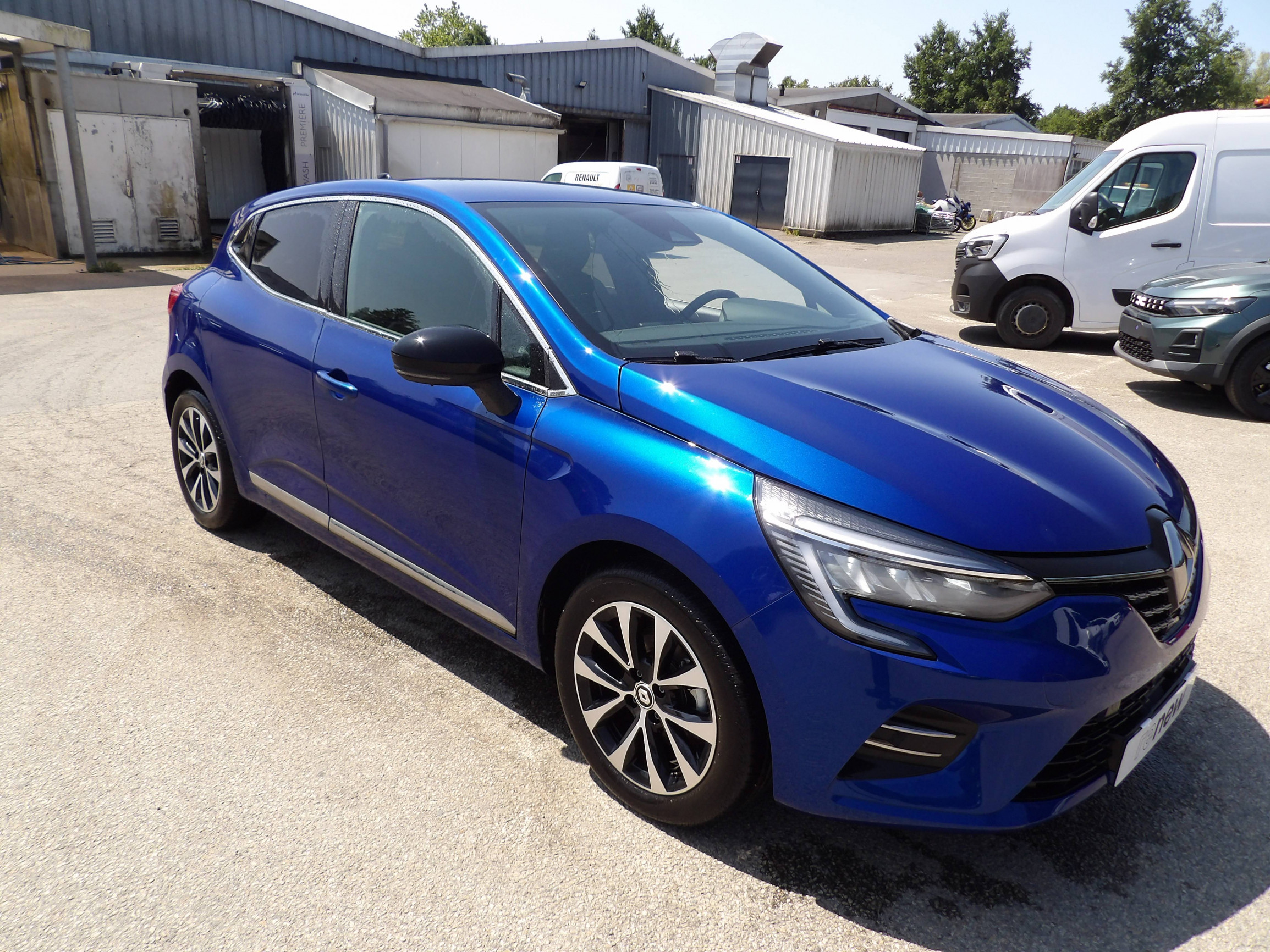 Vente en ligne Renault Clio 5 Clio E-Tech full hybrid 145 au prix de 18 499 €