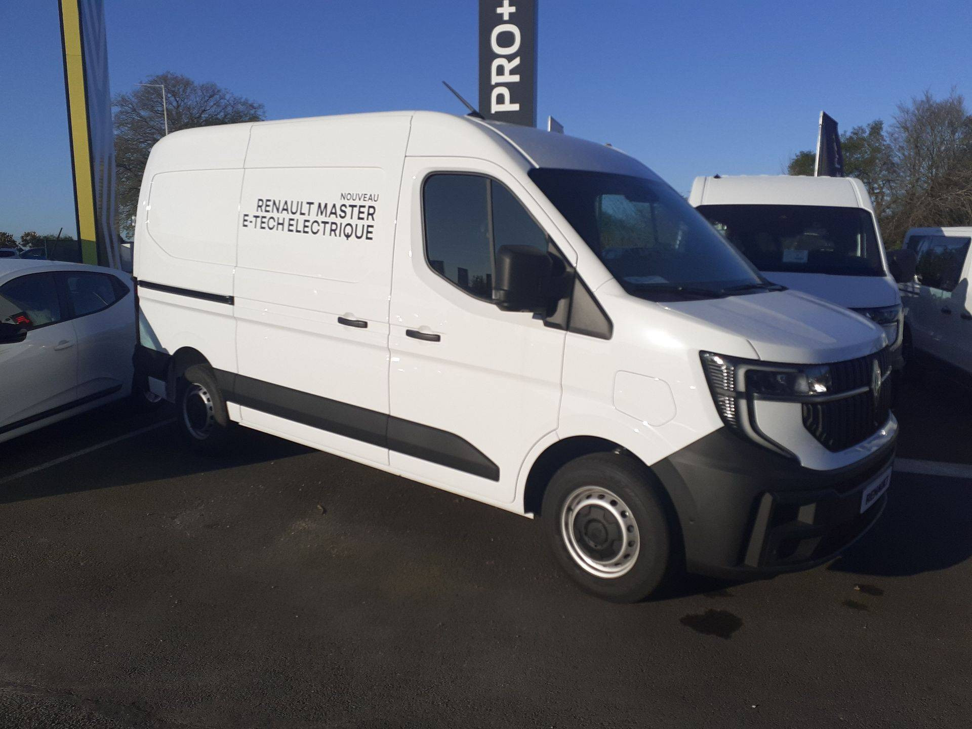 Vente en ligne Renault Master E-Tech MASTER ELECTRIQUE FGN L2H2 3T5 GRANDE AUTONOMIE au prix de 60 384 €