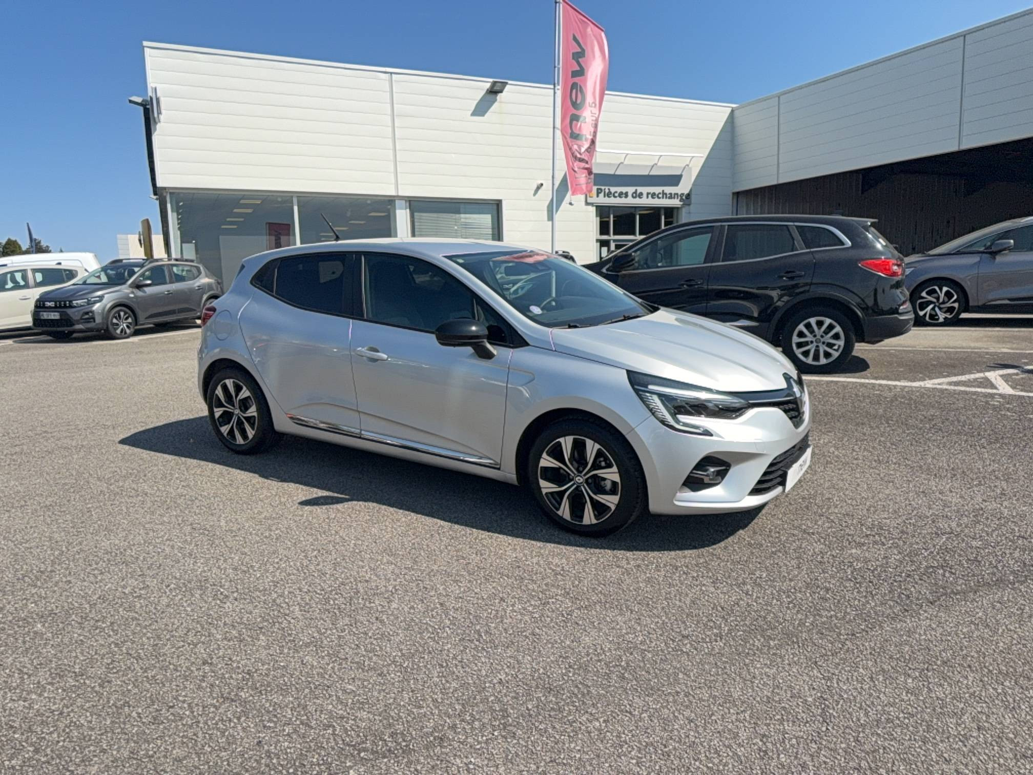 Vente en ligne Renault Clio 5 Clio E-Tech full hybrid 145 au prix de 17 990 €