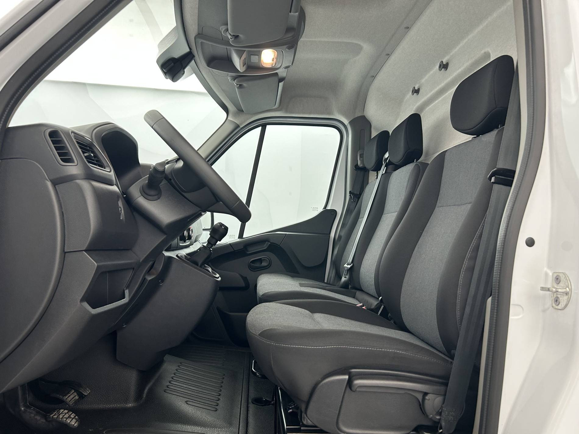 Vente en ligne Renault Master Fourgon MASTER FGN TRAC F3500 L2H2 BLUE DCI 135 au prix de 23 880 €