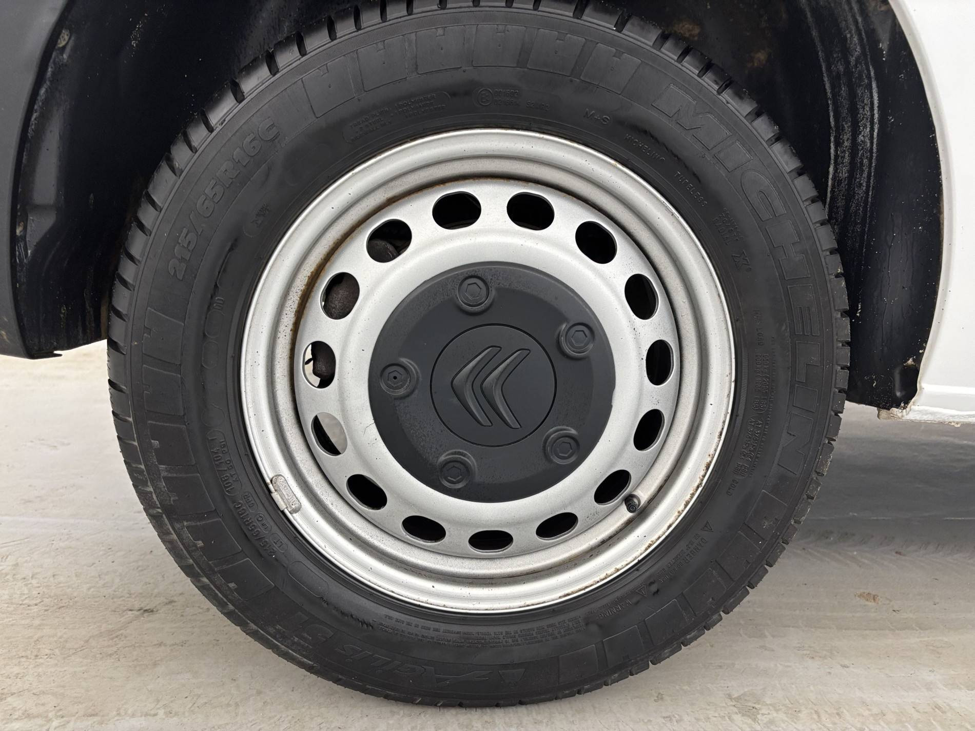 Vente en ligne Citroën Jumper Fourgon JUMPY FGN M BLUEHDI 120 S&S BVM6 au prix de 19 490 €