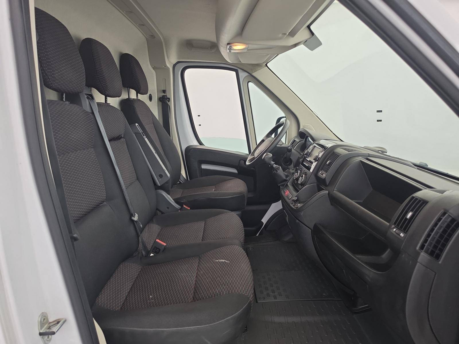 Vente en ligne Peugeot Boxer Fourgon BOXER TOLE 330 L1H1 BLUEHDI 120 S&S au prix de 17 990 €